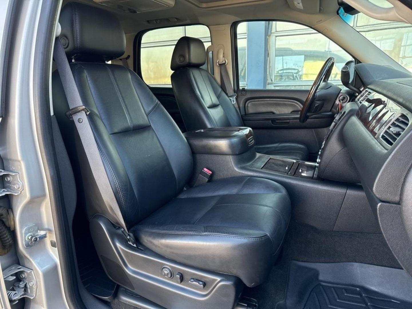 2007 Silver Birch Metallic /Ebony GMC Yukon Denali (1GKFK63887J) with an Vortec 6.2L V8 SFI VVT engine, Automatic transmission, located at 10890 W. Colfax Ave., Lakewood, CO, 80215, (303) 274-7692, 39.739914, -105.120132 - 2007 GMC Yukon AWD AWD.<br><br>D1 Auto NEVER charges dealer fees! All cars have clean titles and have been inspected for mechanical issues. We have financing for everyone. Good credit, bad credit, first time buyers.<br>Clean CARFAX.<br>Please call Lakewood Location 303-274-7692 or Thornton 303-287-5 - Photo#11