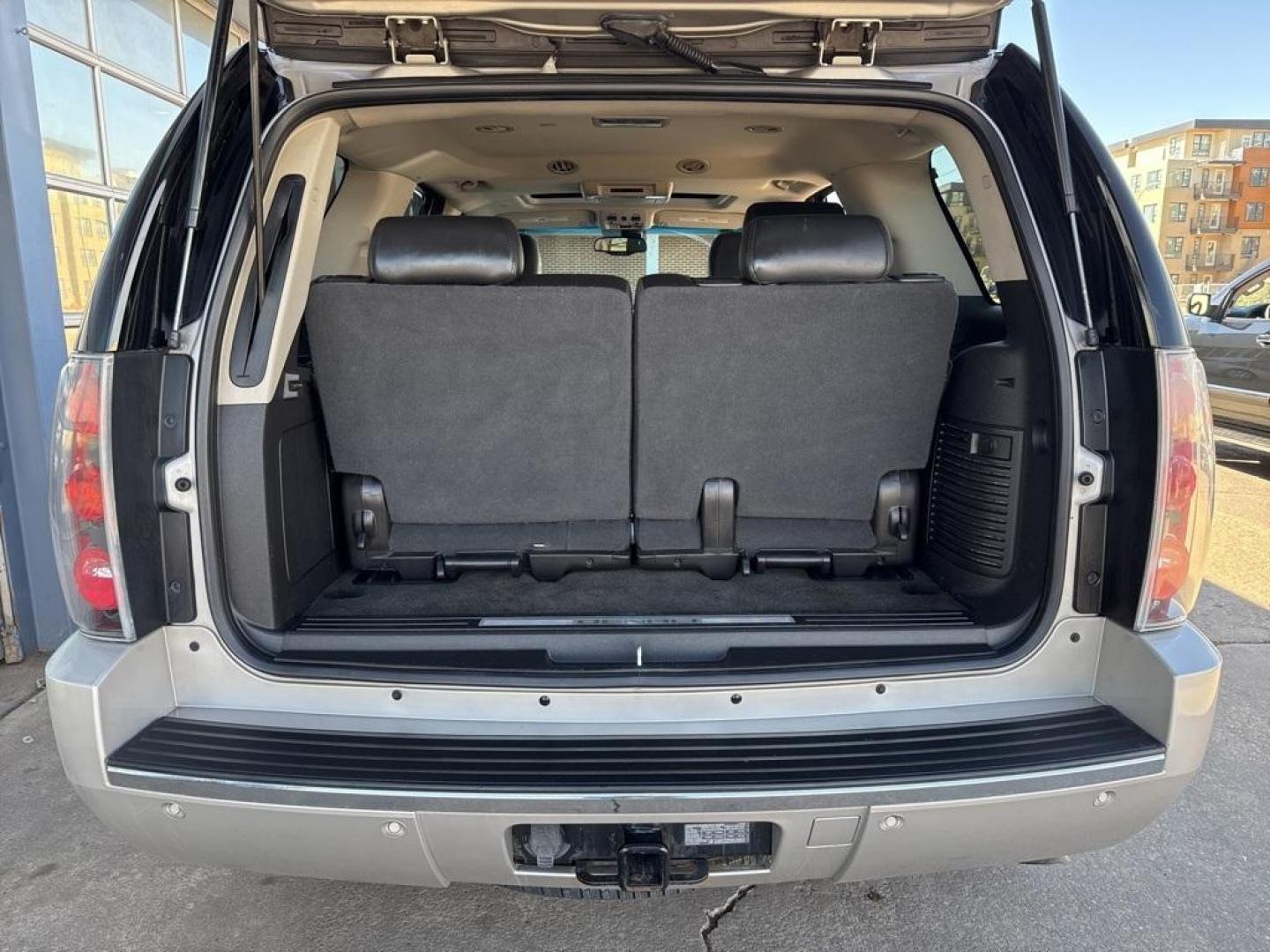 2007 Silver Birch Metallic /Ebony GMC Yukon Denali (1GKFK63887J) with an Vortec 6.2L V8 SFI VVT engine, Automatic transmission, located at 10890 W. Colfax Ave., Lakewood, CO, 80215, (303) 274-7692, 39.739914, -105.120132 - 2007 GMC Yukon AWD AWD.<br><br>D1 Auto NEVER charges dealer fees! All cars have clean titles and have been inspected for mechanical issues. We have financing for everyone. Good credit, bad credit, first time buyers.<br>Clean CARFAX.<br>Please call Lakewood Location 303-274-7692 or Thornton 303-287-5 - Photo#14