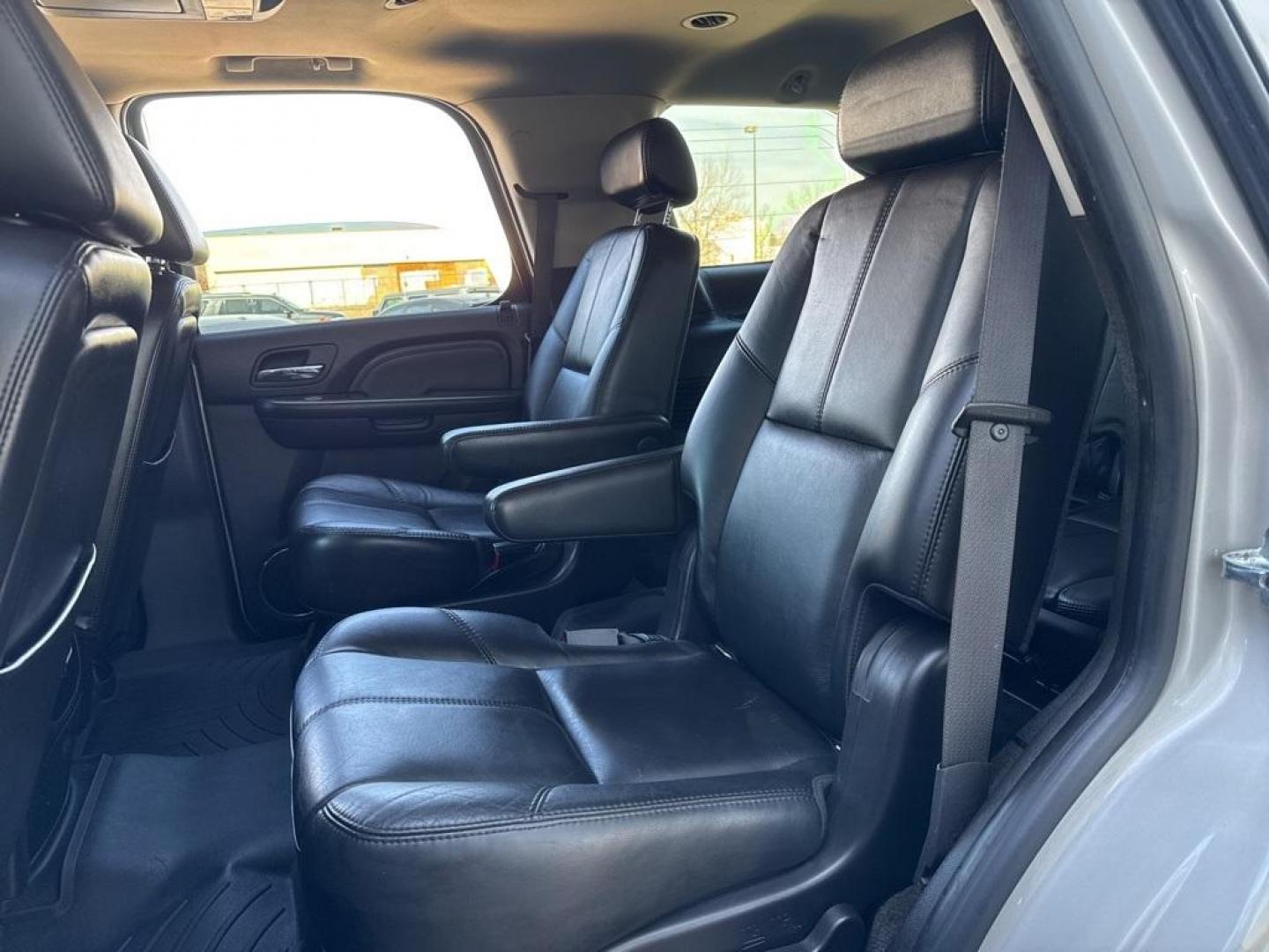 2007 Silver Birch Metallic /Ebony GMC Yukon Denali (1GKFK63887J) with an Vortec 6.2L V8 SFI VVT engine, Automatic transmission, located at 10890 W. Colfax Ave., Lakewood, CO, 80215, (303) 274-7692, 39.739914, -105.120132 - 2007 GMC Yukon AWD AWD.<br><br>D1 Auto NEVER charges dealer fees! All cars have clean titles and have been inspected for mechanical issues. We have financing for everyone. Good credit, bad credit, first time buyers.<br>Clean CARFAX.<br>Please call Lakewood Location 303-274-7692 or Thornton 303-287-5 - Photo#16