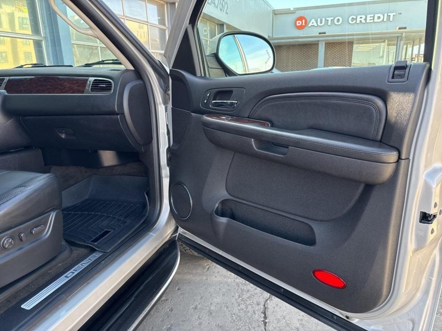 2007 Silver Birch Metallic /Ebony GMC Yukon Denali (1GKFK63887J) with an Vortec 6.2L V8 SFI VVT engine, Automatic transmission, located at 10890 W. Colfax Ave., Lakewood, CO, 80215, (303) 274-7692, 39.739914, -105.120132 - 2007 GMC Yukon AWD AWD.<br><br>D1 Auto NEVER charges dealer fees! All cars have clean titles and have been inspected for mechanical issues. We have financing for everyone. Good credit, bad credit, first time buyers.<br>Clean CARFAX.<br>Please call Lakewood Location 303-274-7692 or Thornton 303-287-5 - Photo#26