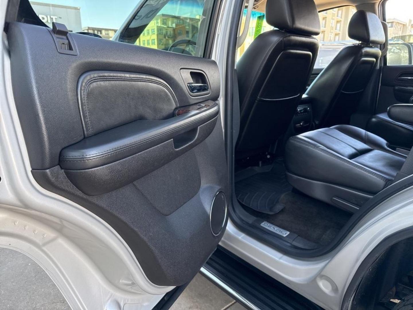 2007 Silver Birch Metallic /Ebony GMC Yukon Denali (1GKFK63887J) with an Vortec 6.2L V8 SFI VVT engine, Automatic transmission, located at 10890 W. Colfax Ave., Lakewood, CO, 80215, (303) 274-7692, 39.739914, -105.120132 - 2007 GMC Yukon AWD AWD.<br><br>D1 Auto NEVER charges dealer fees! All cars have clean titles and have been inspected for mechanical issues. We have financing for everyone. Good credit, bad credit, first time buyers.<br>Clean CARFAX.<br>Please call Lakewood Location 303-274-7692 or Thornton 303-287-5 - Photo#28