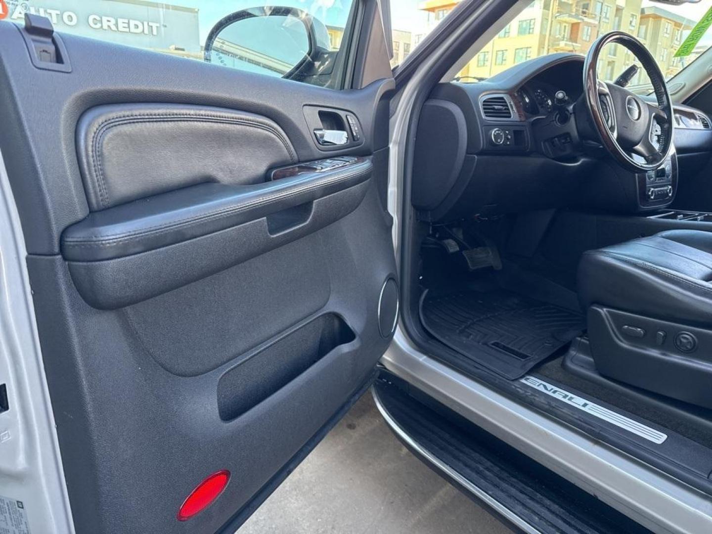 2007 Silver Birch Metallic /Ebony GMC Yukon Denali (1GKFK63887J) with an Vortec 6.2L V8 SFI VVT engine, Automatic transmission, located at 10890 W. Colfax Ave., Lakewood, CO, 80215, (303) 274-7692, 39.739914, -105.120132 - 2007 GMC Yukon AWD AWD.<br><br>D1 Auto NEVER charges dealer fees! All cars have clean titles and have been inspected for mechanical issues. We have financing for everyone. Good credit, bad credit, first time buyers.<br>Clean CARFAX.<br>Please call Lakewood Location 303-274-7692 or Thornton 303-287-5 - Photo#29