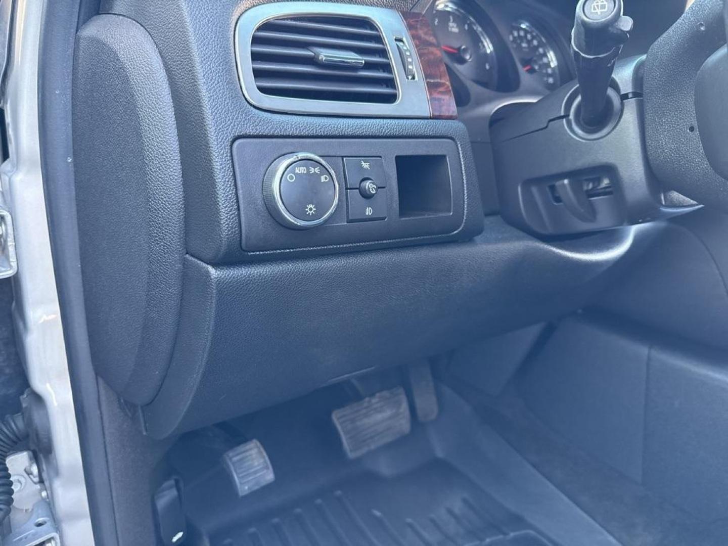 2007 Silver Birch Metallic /Ebony GMC Yukon Denali (1GKFK63887J) with an Vortec 6.2L V8 SFI VVT engine, Automatic transmission, located at 10890 W. Colfax Ave., Lakewood, CO, 80215, (303) 274-7692, 39.739914, -105.120132 - 2007 GMC Yukon AWD AWD.<br><br>D1 Auto NEVER charges dealer fees! All cars have clean titles and have been inspected for mechanical issues. We have financing for everyone. Good credit, bad credit, first time buyers.<br>Clean CARFAX.<br>Please call Lakewood Location 303-274-7692 or Thornton 303-287-5 - Photo#31