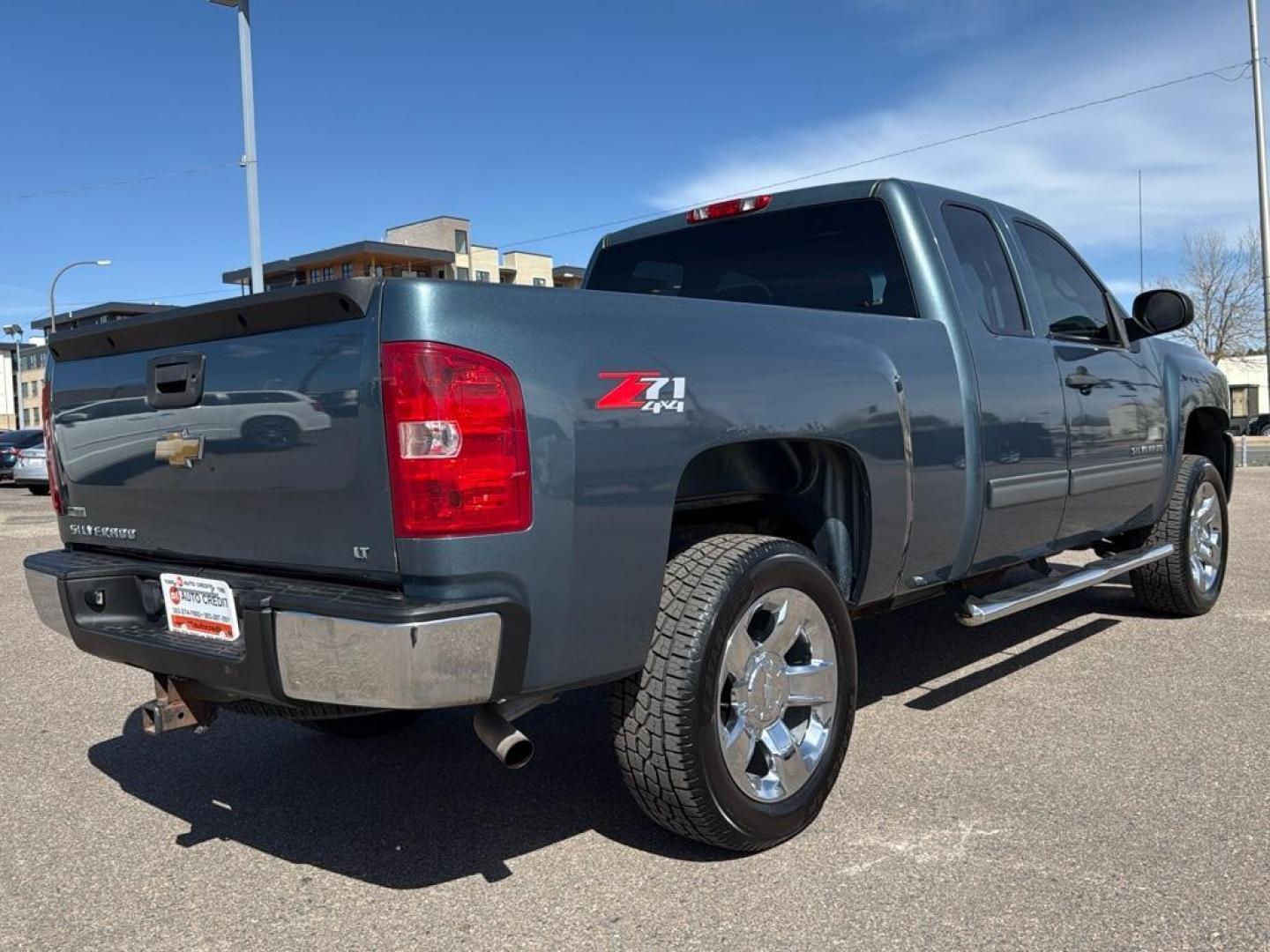 2010 BLUE Chevrolet Silverado LT (1GCSKSE36AZ) with an V8, 5.3L engine, Automatic transmission, located at 10890 W. Colfax Ave., Lakewood, CO, 80215, (303) 274-7692, 39.739914, -105.120132 - Photo#4