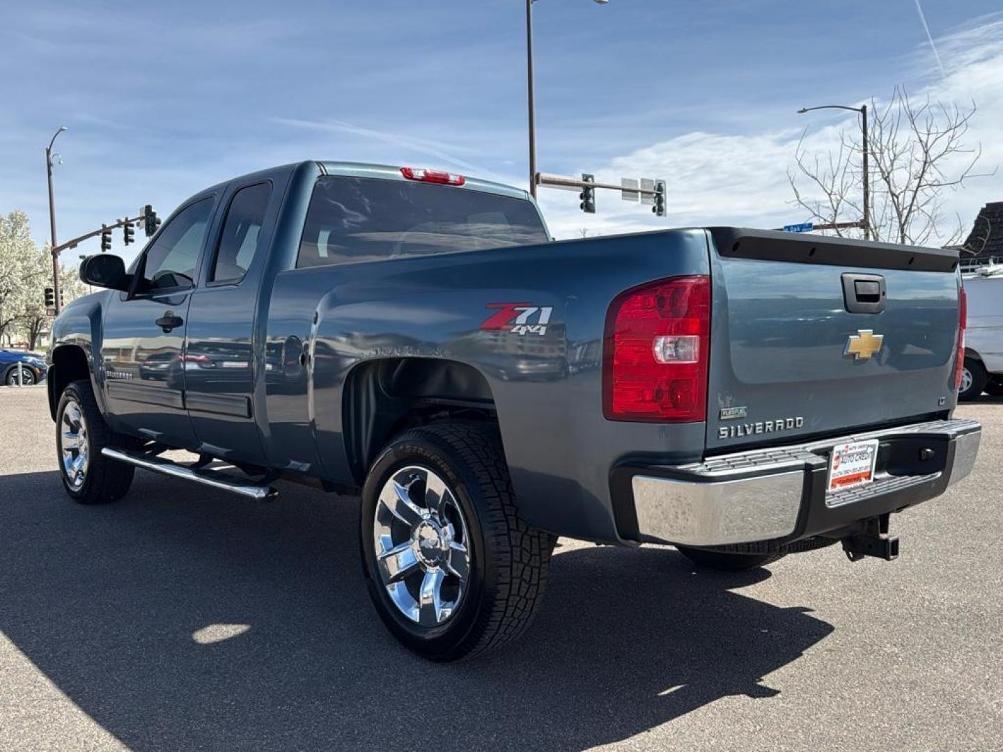 2010 BLUE Chevrolet Silverado LT (1GCSKSE36AZ) with an V8, 5.3L engine, Automatic transmission, located at 10890 W. Colfax Ave., Lakewood, CO, 80215, (303) 274-7692, 39.739914, -105.120132 - Photo#6