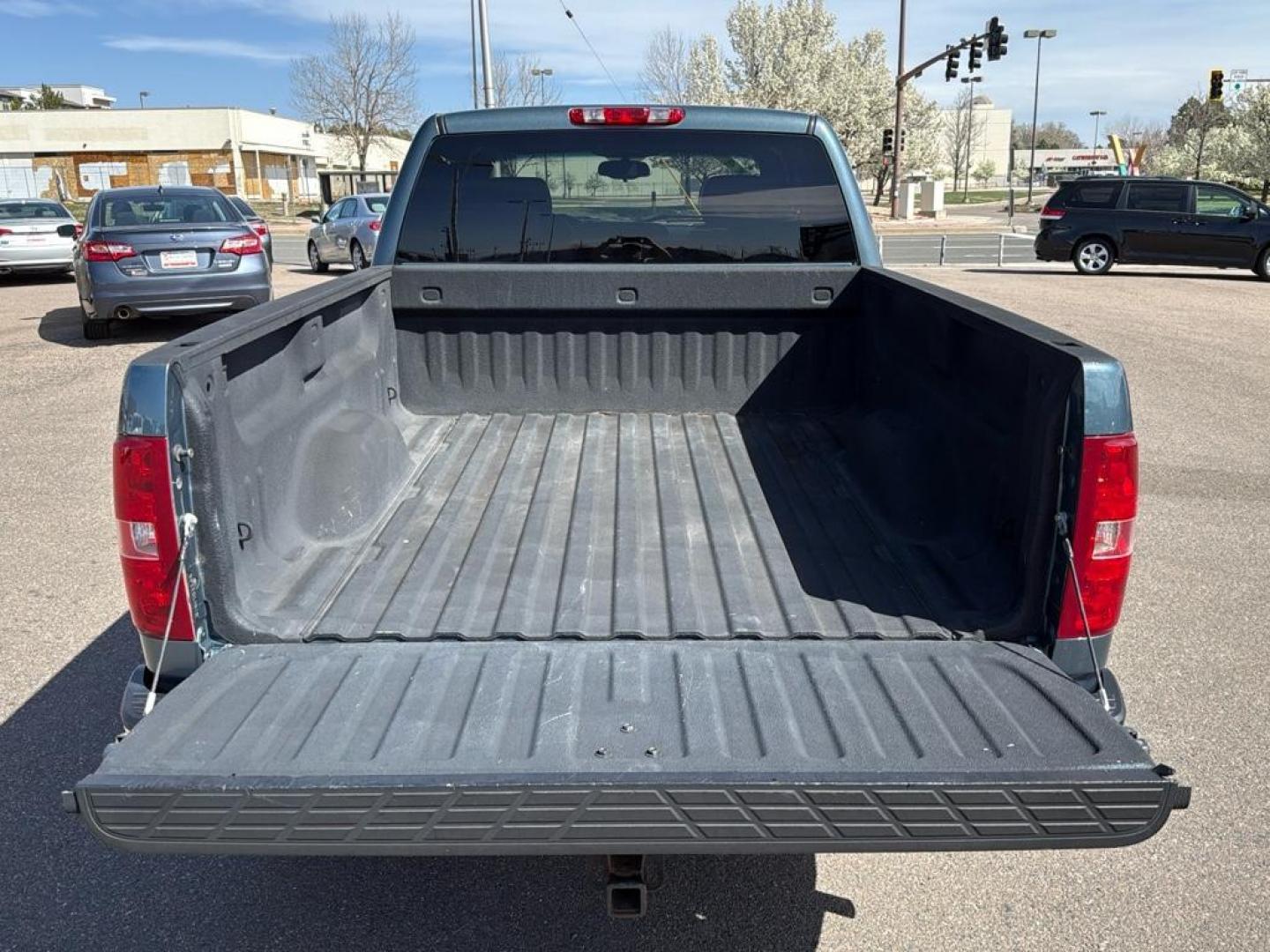 2010 BLUE Chevrolet Silverado LT (1GCSKSE36AZ) with an V8, 5.3L engine, Automatic transmission, located at 10890 W. Colfax Ave., Lakewood, CO, 80215, (303) 274-7692, 39.739914, -105.120132 - Photo#8