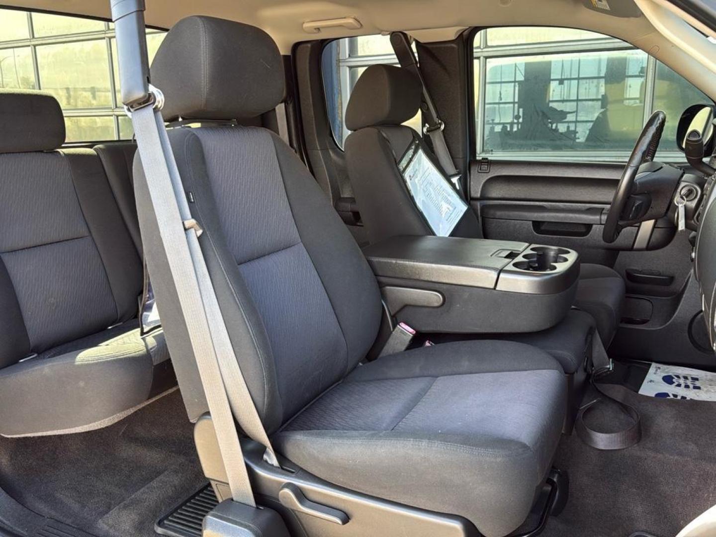 2010 BLUE Chevrolet Silverado LT (1GCSKSE36AZ) with an V8, 5.3L engine, Automatic transmission, located at 10890 W. Colfax Ave., Lakewood, CO, 80215, (303) 274-7692, 39.739914, -105.120132 - Photo#14