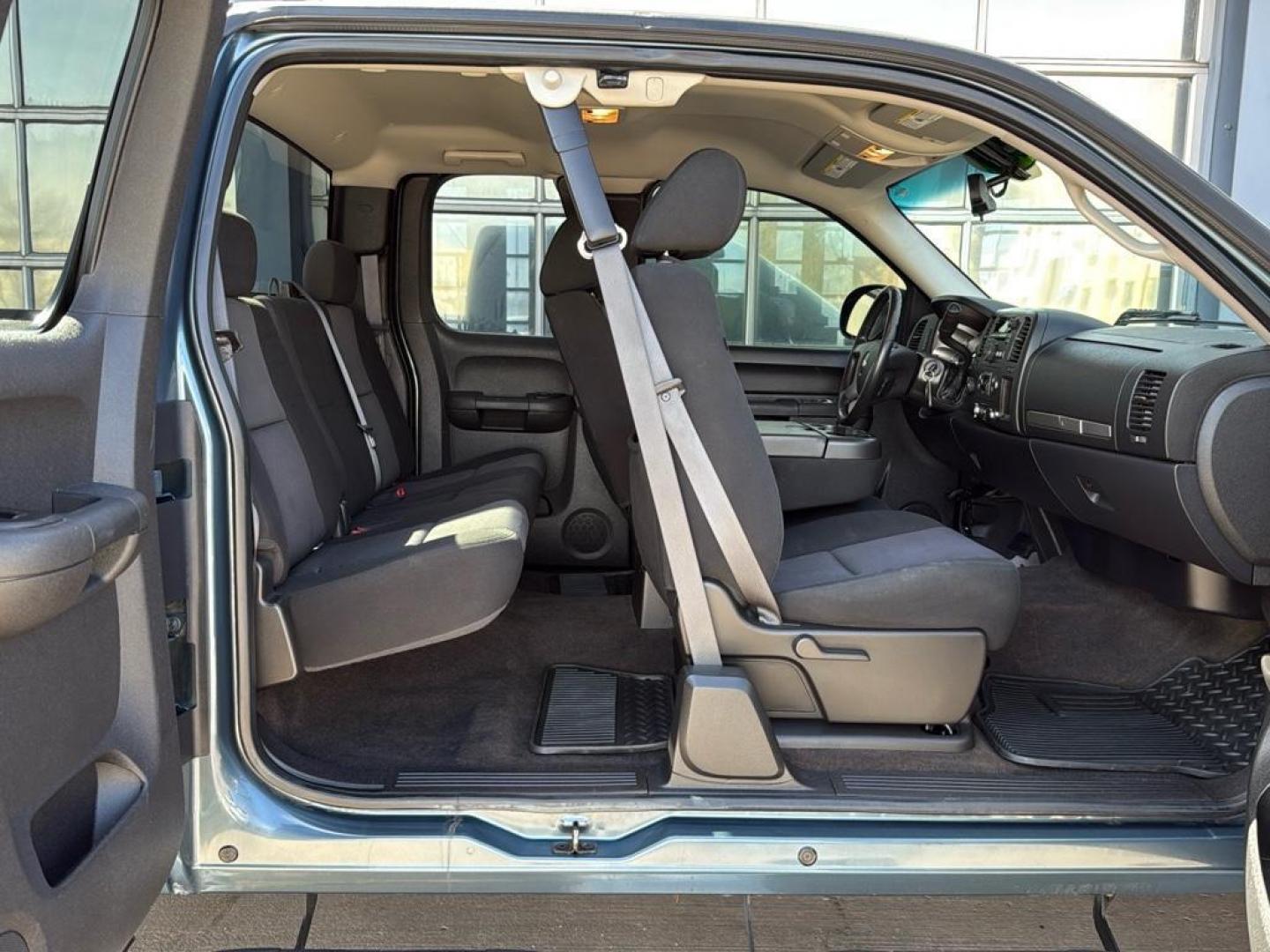 2010 BLUE Chevrolet Silverado LT (1GCSKSE36AZ) with an V8, 5.3L engine, Automatic transmission, located at 10890 W. Colfax Ave., Lakewood, CO, 80215, (303) 274-7692, 39.739914, -105.120132 - Photo#15