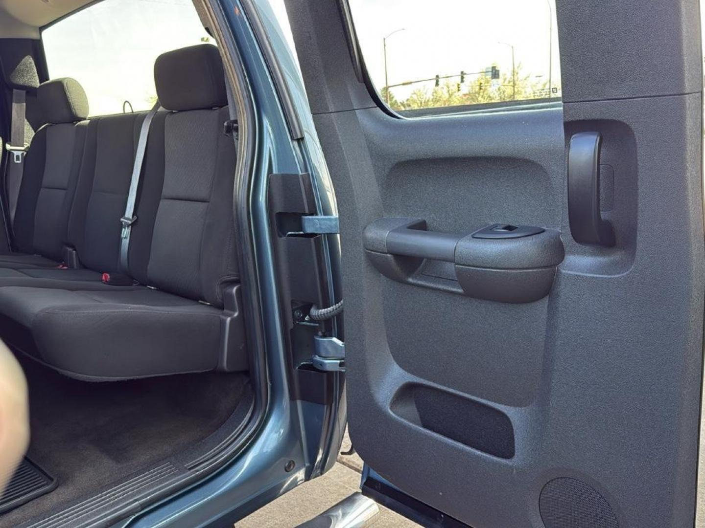 2010 BLUE Chevrolet Silverado LT (1GCSKSE36AZ) with an V8, 5.3L engine, Automatic transmission, located at 10890 W. Colfax Ave., Lakewood, CO, 80215, (303) 274-7692, 39.739914, -105.120132 - Photo#17