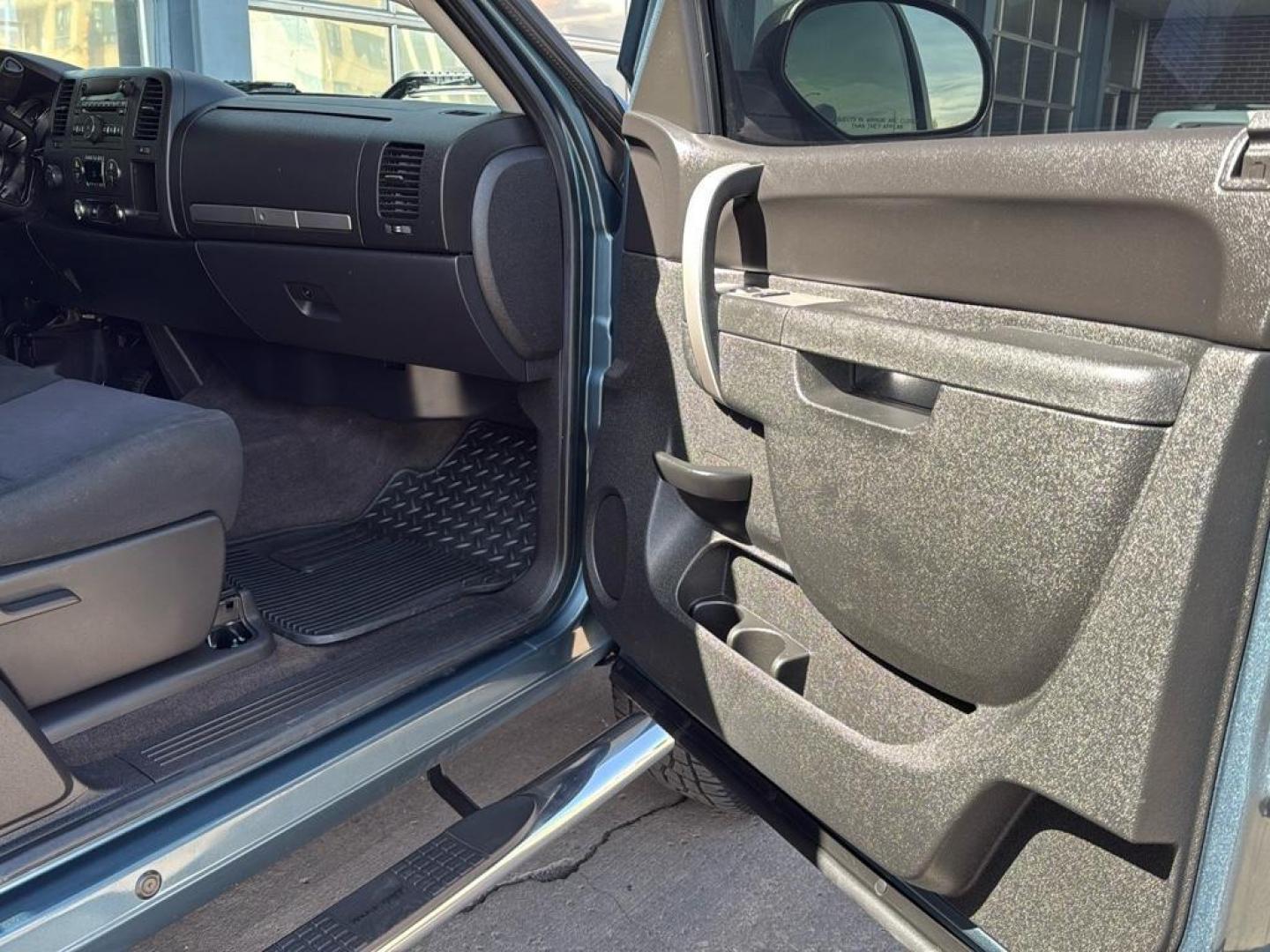2010 BLUE Chevrolet Silverado LT (1GCSKSE36AZ) with an V8, 5.3L engine, Automatic transmission, located at 10890 W. Colfax Ave., Lakewood, CO, 80215, (303) 274-7692, 39.739914, -105.120132 - Photo#24