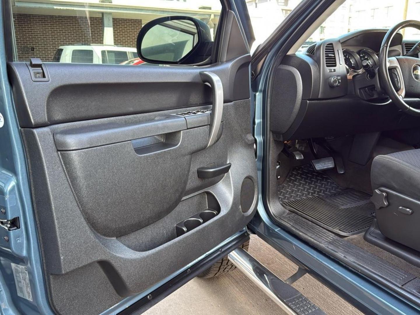 2010 BLUE Chevrolet Silverado LT (1GCSKSE36AZ) with an V8, 5.3L engine, Automatic transmission, located at 10890 W. Colfax Ave., Lakewood, CO, 80215, (303) 274-7692, 39.739914, -105.120132 - Photo#25