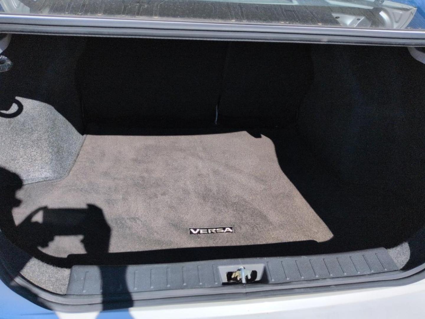 2022 WHITE /ACTUAL Nissan Versa SV (3N1CN8EV9NL) with an 4 Cyl, 1.6L engine, Automatic transmission, located at 10890 W. Colfax Ave., Lakewood, CO, 80215, (303) 274-7692, 39.739914, -105.120132 - Discover the perfect blend of style, efficiency, and reliability with this 2022 Nissan Versa SV. This compact sedan is ideal for those seeking an economical yet comfortable driving experience. Equipped with a 4-cylinder, 1.6L engine and front-wheel drive, this vehicle ensures a smooth, responsive ri - Photo#20