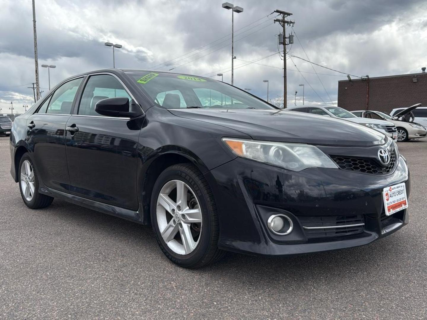 2014 BLACK Toyota Camry SE (4T1BF1FK5EU) with an 4 Cyl, 2.5L engine, Automatic transmission, located at 10890 W. Colfax Ave., Lakewood, CO, 80215, (303) 274-7692, 39.739914, -105.120132 - Photo#2