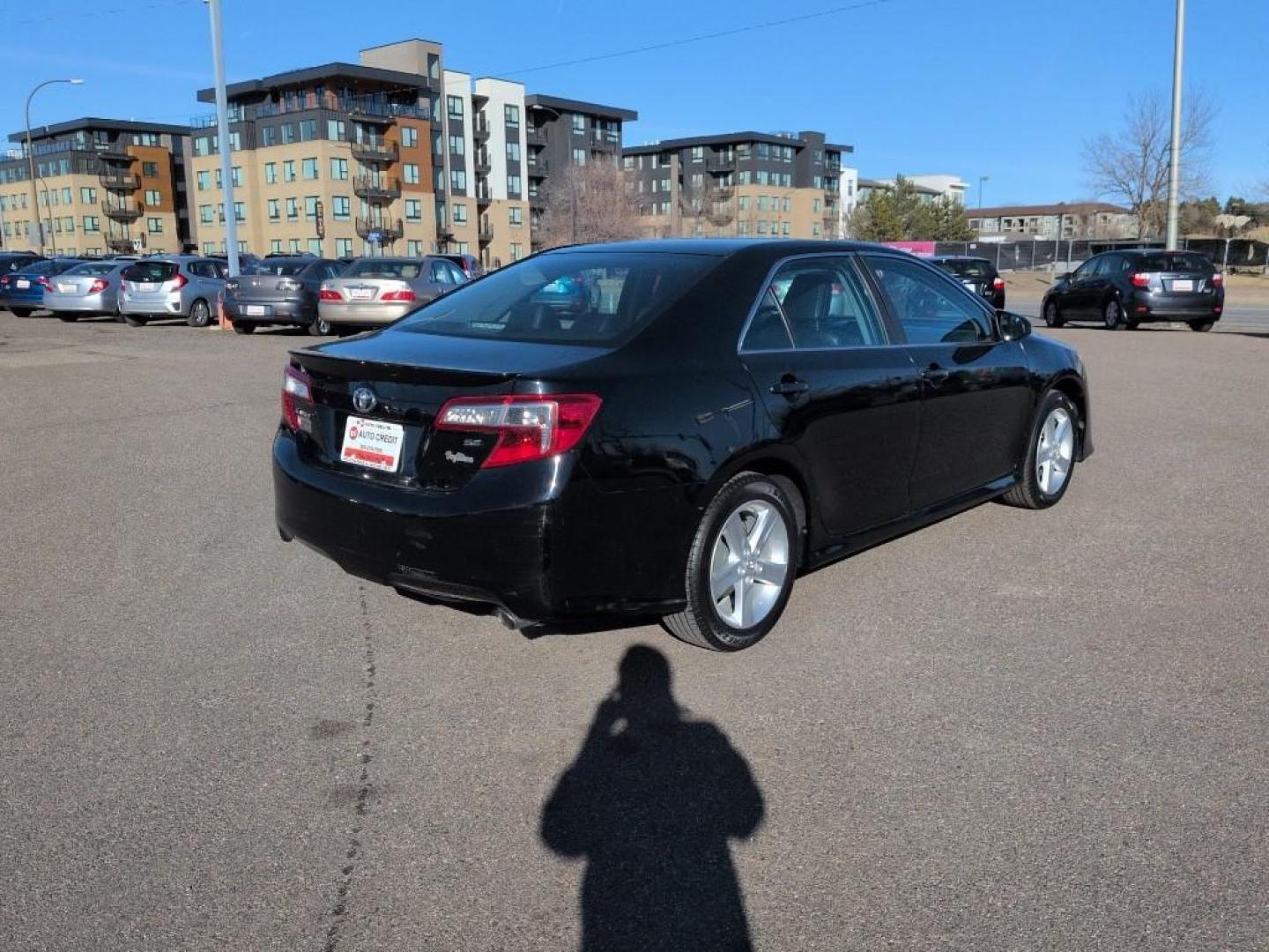 2014 BLACK Toyota Camry SE (4T1BF1FK5EU) with an 4 Cyl, 2.5L engine, Automatic transmission, located at 10890 W. Colfax Ave., Lakewood, CO, 80215, (303) 274-7692, 39.739914, -105.120132 - Photo#4