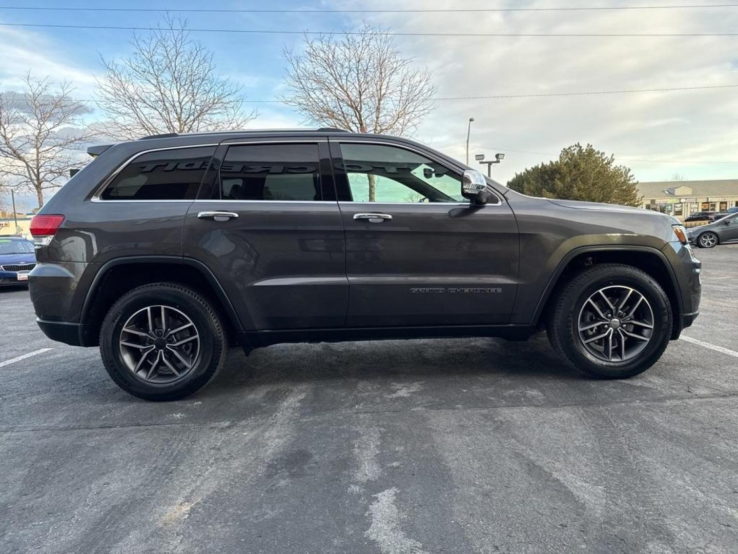 2018 GRAY Jeep Grand Cherokee LIMITED 4WD (1C4RJFBG2JC) with an V6, 3.6L engine, Automatic transmission, located at 10890 W. Colfax Ave., Lakewood, CO, 80215, (303) 274-7692, 39.739914, -105.120132 - Photo#39