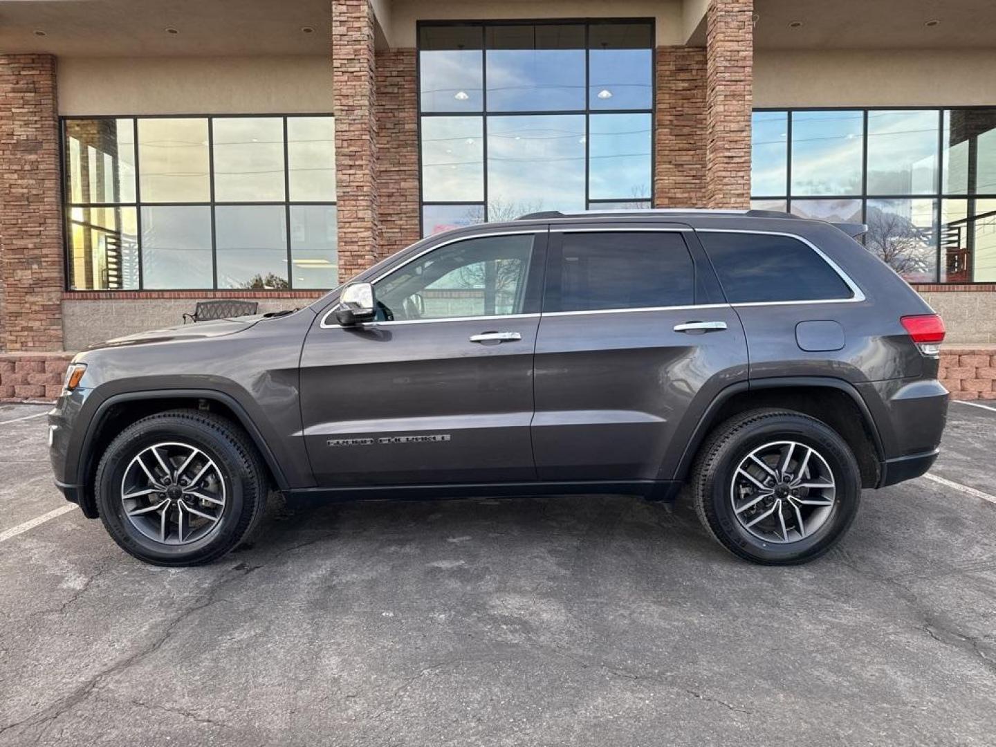 2018 GRAY Jeep Grand Cherokee LIMITED 4WD (1C4RJFBG2JC) with an V6, 3.6L engine, Automatic transmission, located at 10890 W. Colfax Ave., Lakewood, CO, 80215, (303) 274-7692, 39.739914, -105.120132 - Photo#43