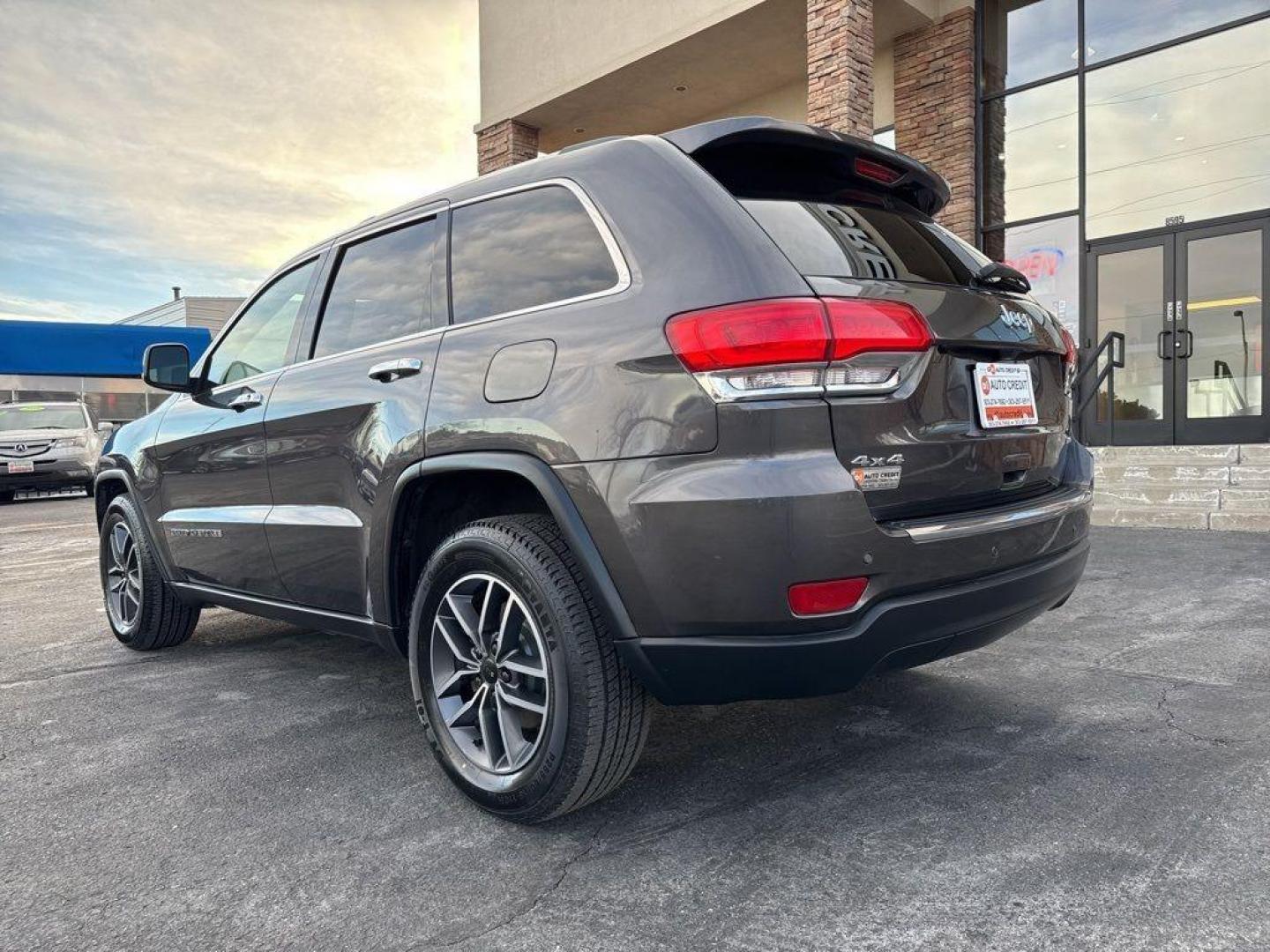 2018 GRAY Jeep Grand Cherokee LIMITED 4WD (1C4RJFBG2JC) with an V6, 3.6L engine, Automatic transmission, located at 10890 W. Colfax Ave., Lakewood, CO, 80215, (303) 274-7692, 39.739914, -105.120132 - Photo#6