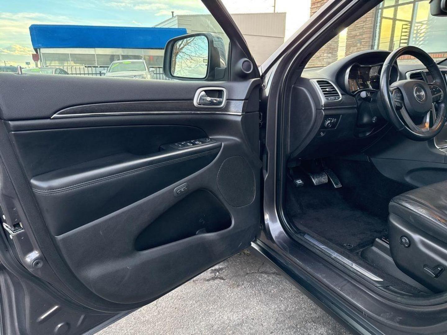 2018 GRAY Jeep Grand Cherokee LIMITED 4WD (1C4RJFBG2JC) with an V6, 3.6L engine, Automatic transmission, located at 10890 W. Colfax Ave., Lakewood, CO, 80215, (303) 274-7692, 39.739914, -105.120132 - Photo#26