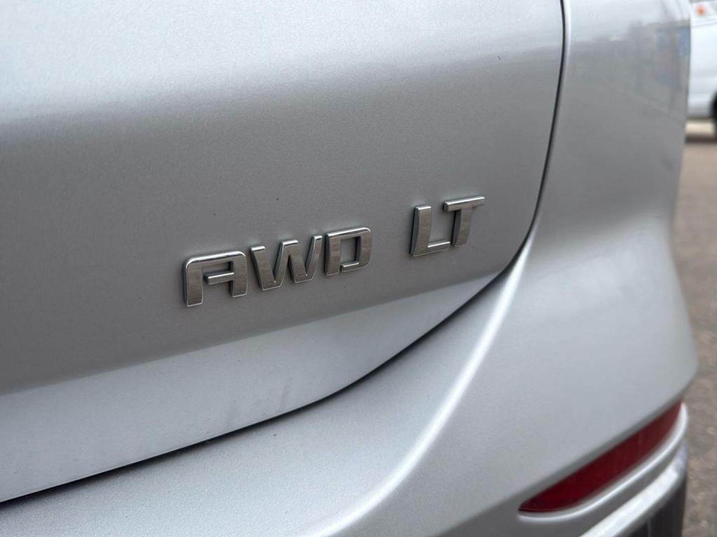 2020 SILVER Chevrolet Equinox LT (1LT) (2GNAXUEV4L6) with an 4 Cyl, 1.5L engine, Automatic transmission, located at 10890 W. Colfax Ave., Lakewood, CO, 80215, (303) 274-7692, 39.739914, -105.120132 - <b>Summary</b><br>Apple/ Android Carplay, Fully Serviced And Ready For Colorado! Non smoker,<br><br><b>Vehicle Details</b><br>Experience the perfect blend of style, efficiency, and versatility with this impressive 2020 Chevrolet Equinox LT (1LT)! This dynamic SUV is ready to elevate your driving exp - Photo#8