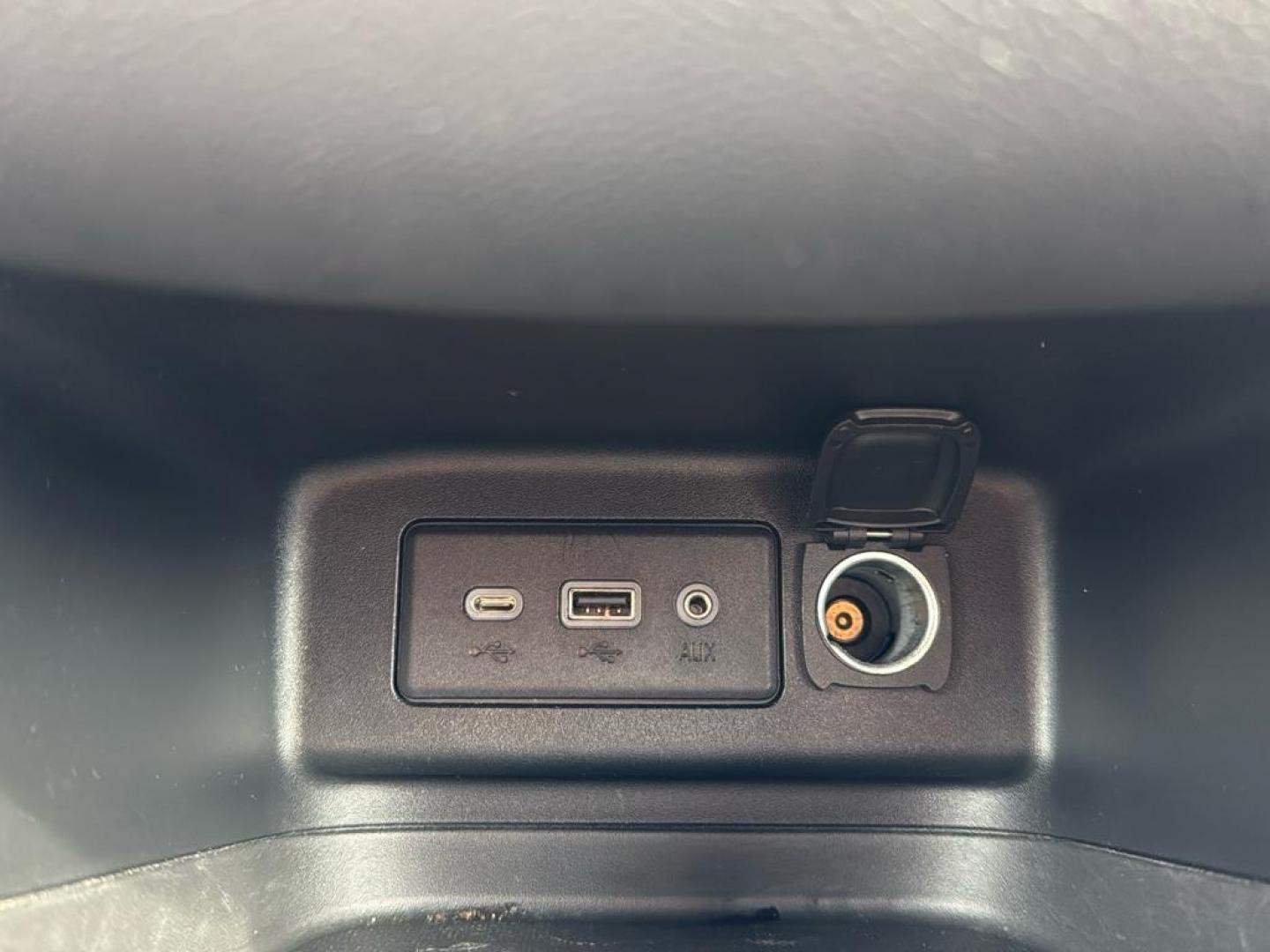 2020 SILVER Chevrolet Equinox LT (1LT) (2GNAXUEV4L6) with an 4 Cyl, 1.5L engine, Automatic transmission, located at 10890 W. Colfax Ave., Lakewood, CO, 80215, (303) 274-7692, 39.739914, -105.120132 - <b>Summary</b><br>Apple/ Android Carplay, Fully Serviced And Ready For Colorado! Non smoker,<br><br><b>Vehicle Details</b><br>Experience the perfect blend of style, efficiency, and versatility with this impressive 2020 Chevrolet Equinox LT (1LT)! This dynamic SUV is ready to elevate your driving exp - Photo#19