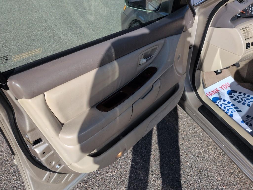 2004 GOLD Toyota Avalon XL (4T1BF28B74U) with an V6, 3.0L engine, Automatic transmission, located at 10890 W. Colfax Ave., Lakewood, CO, 80215, (303) 274-7692, 39.739914, -105.120132 - Photo#8