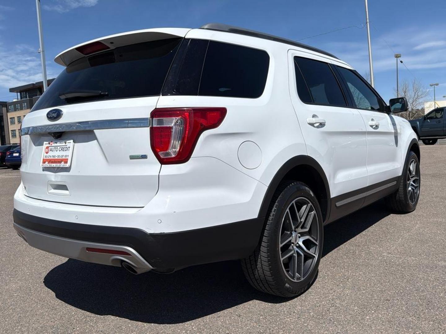 2016 WHITE Ford Explorer XLT (1FM5K8D85GG) with an V6, 3.5L engine, Automatic transmission, located at 10890 W. Colfax Ave., Lakewood, CO, 80215, (303) 274-7692, 39.739914, -105.120132 - Photo#4
