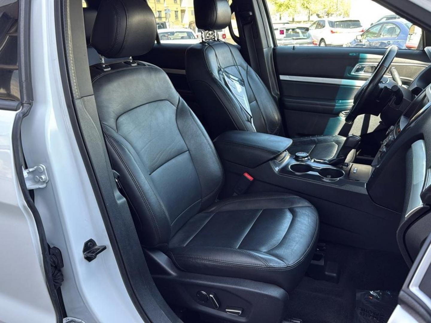 2016 WHITE Ford Explorer XLT (1FM5K8D85GG) with an V6, 3.5L engine, Automatic transmission, located at 10890 W. Colfax Ave., Lakewood, CO, 80215, (303) 274-7692, 39.739914, -105.120132 - Photo#15