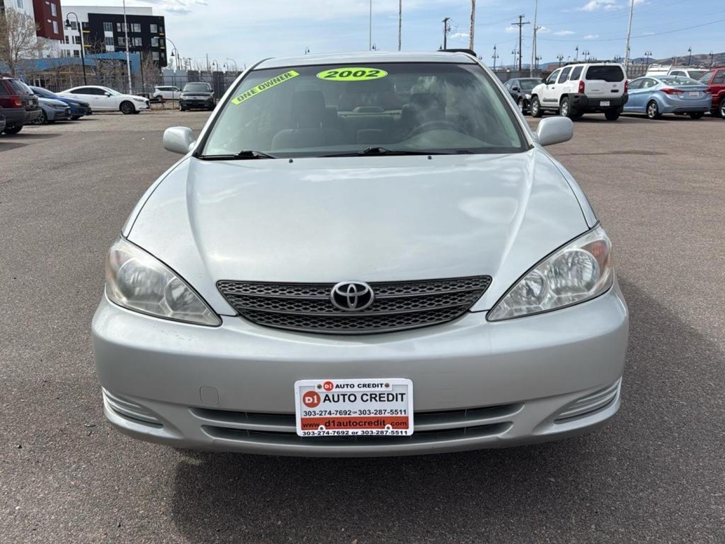 2002 SILVER Toyota Camry LE (JTDBE32K520) with an 4 Cyl, 2.4L engine, Automatic transmission, located at 10890 W. Colfax Ave., Lakewood, CO, 80215, (303) 274-7692, 39.739914, -105.120132 - Photo#2