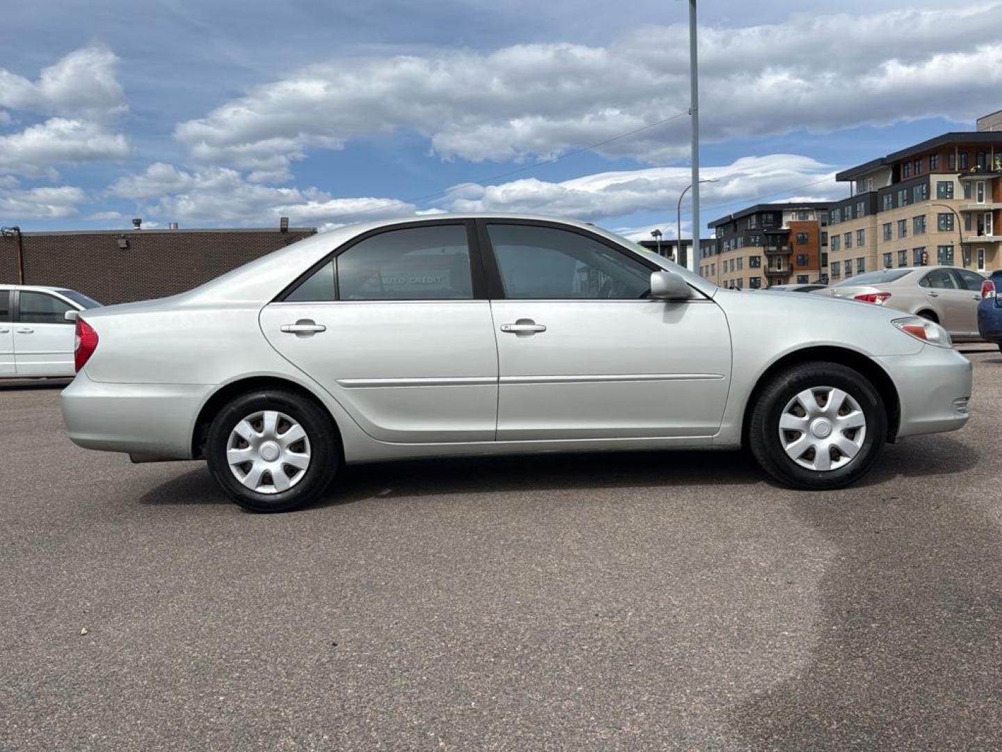 2002 SILVER Toyota Camry LE (JTDBE32K520) with an 4 Cyl, 2.4L engine, Automatic transmission, located at 10890 W. Colfax Ave., Lakewood, CO, 80215, (303) 274-7692, 39.739914, -105.120132 - Photo#4
