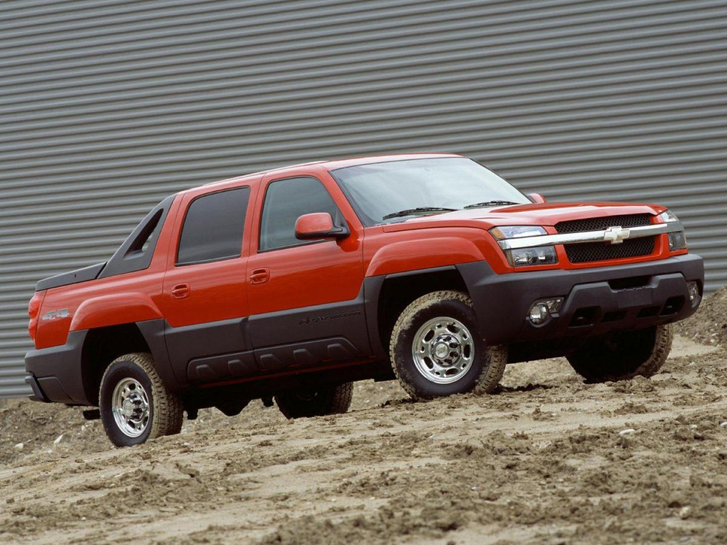 2005 SILVER Chevrolet Avalanche 1500 4WD (3GNEK12Z15G) with an V8, 5.3L engine, Automatic transmission, located at 10890 W. Colfax Ave., Lakewood, CO, 80215, (303) 274-7692, 39.739914, -105.120132 - Photo#25