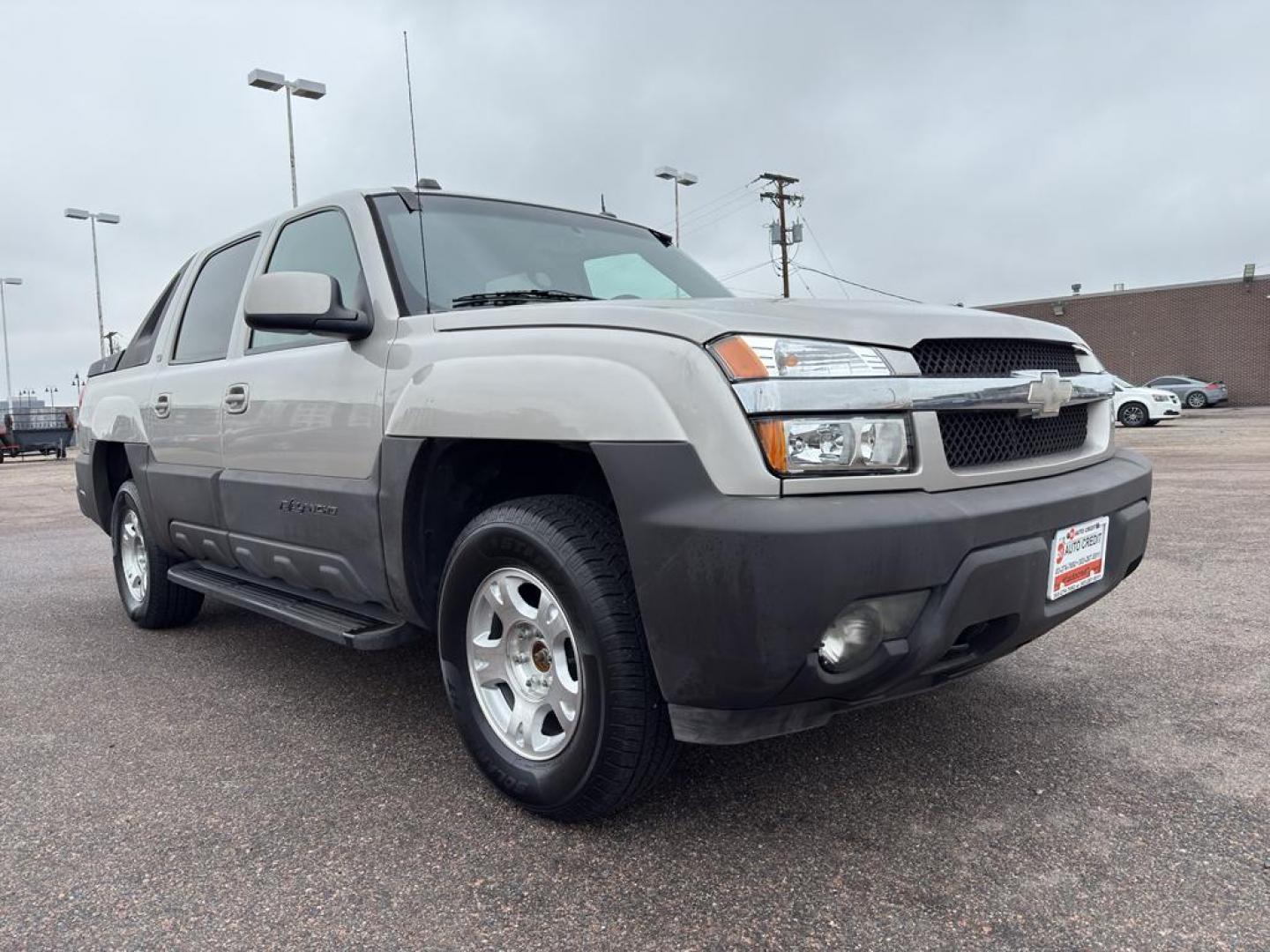 2005 SILVER Chevrolet Avalanche 1500 4WD (3GNEK12Z15G) with an V8, 5.3L engine, Automatic transmission, located at 10890 W. Colfax Ave., Lakewood, CO, 80215, (303) 274-7692, 39.739914, -105.120132 - Photo#2