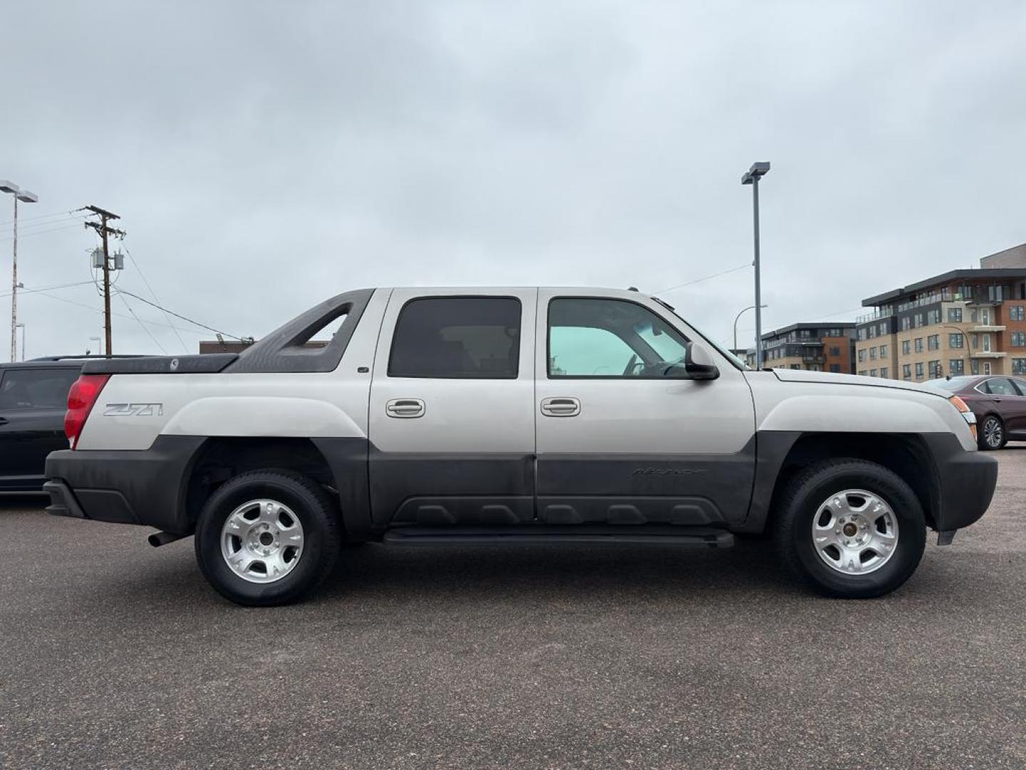 2005 SILVER Chevrolet Avalanche 1500 4WD (3GNEK12Z15G) with an V8, 5.3L engine, Automatic transmission, located at 10890 W. Colfax Ave., Lakewood, CO, 80215, (303) 274-7692, 39.739914, -105.120132 - Photo#3