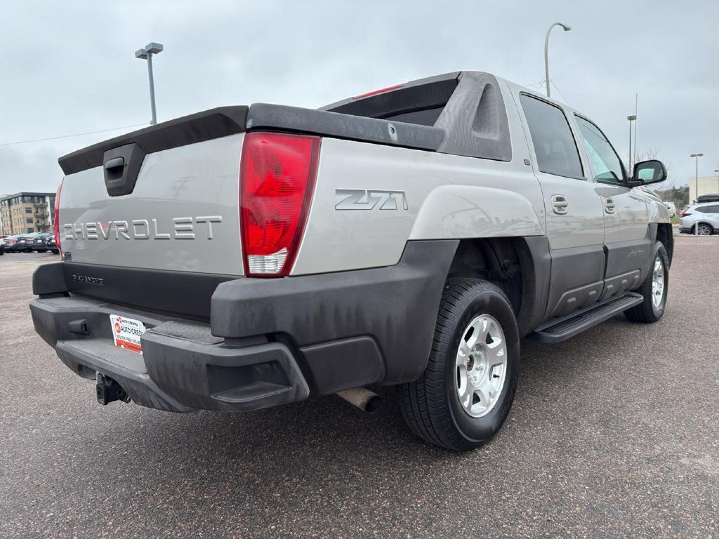 2005 SILVER Chevrolet Avalanche 1500 4WD (3GNEK12Z15G) with an V8, 5.3L engine, Automatic transmission, located at 10890 W. Colfax Ave., Lakewood, CO, 80215, (303) 274-7692, 39.739914, -105.120132 - Photo#4