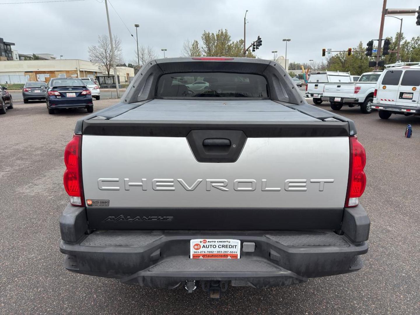 2005 SILVER Chevrolet Avalanche 1500 4WD (3GNEK12Z15G) with an V8, 5.3L engine, Automatic transmission, located at 10890 W. Colfax Ave., Lakewood, CO, 80215, (303) 274-7692, 39.739914, -105.120132 - Photo#5