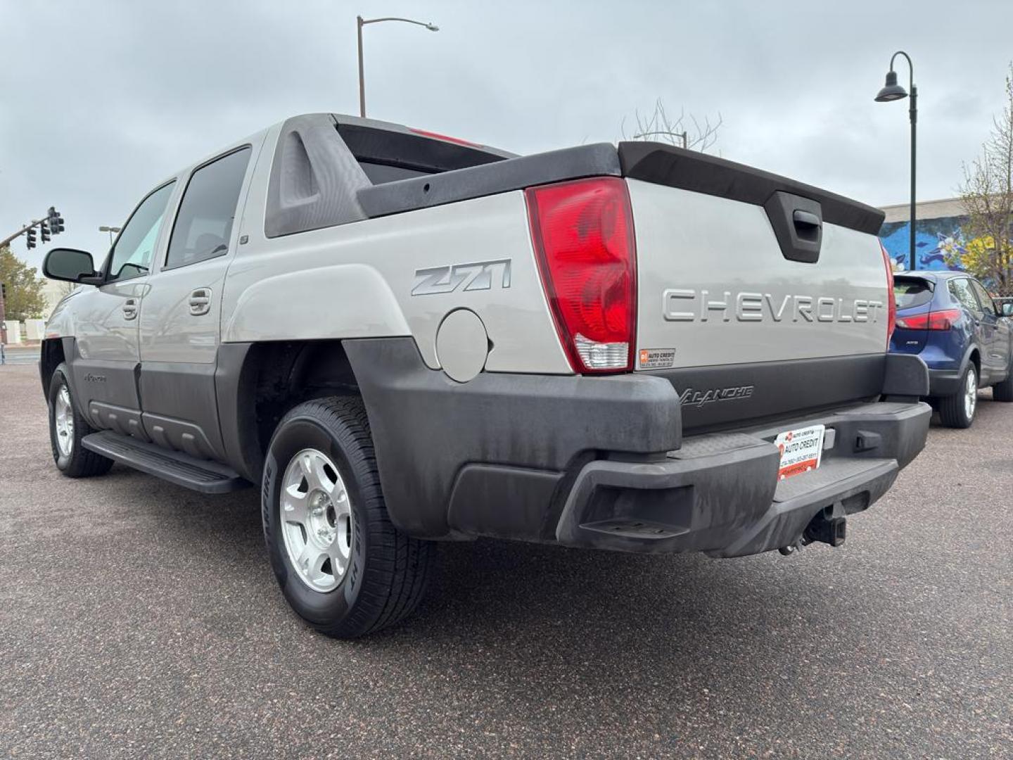 2005 SILVER Chevrolet Avalanche 1500 4WD (3GNEK12Z15G) with an V8, 5.3L engine, Automatic transmission, located at 10890 W. Colfax Ave., Lakewood, CO, 80215, (303) 274-7692, 39.739914, -105.120132 - Photo#6