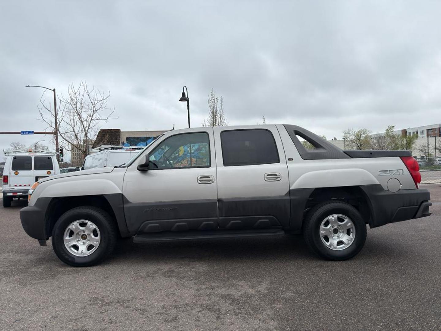2005 SILVER Chevrolet Avalanche 1500 4WD (3GNEK12Z15G) with an V8, 5.3L engine, Automatic transmission, located at 10890 W. Colfax Ave., Lakewood, CO, 80215, (303) 274-7692, 39.739914, -105.120132 - Photo#7