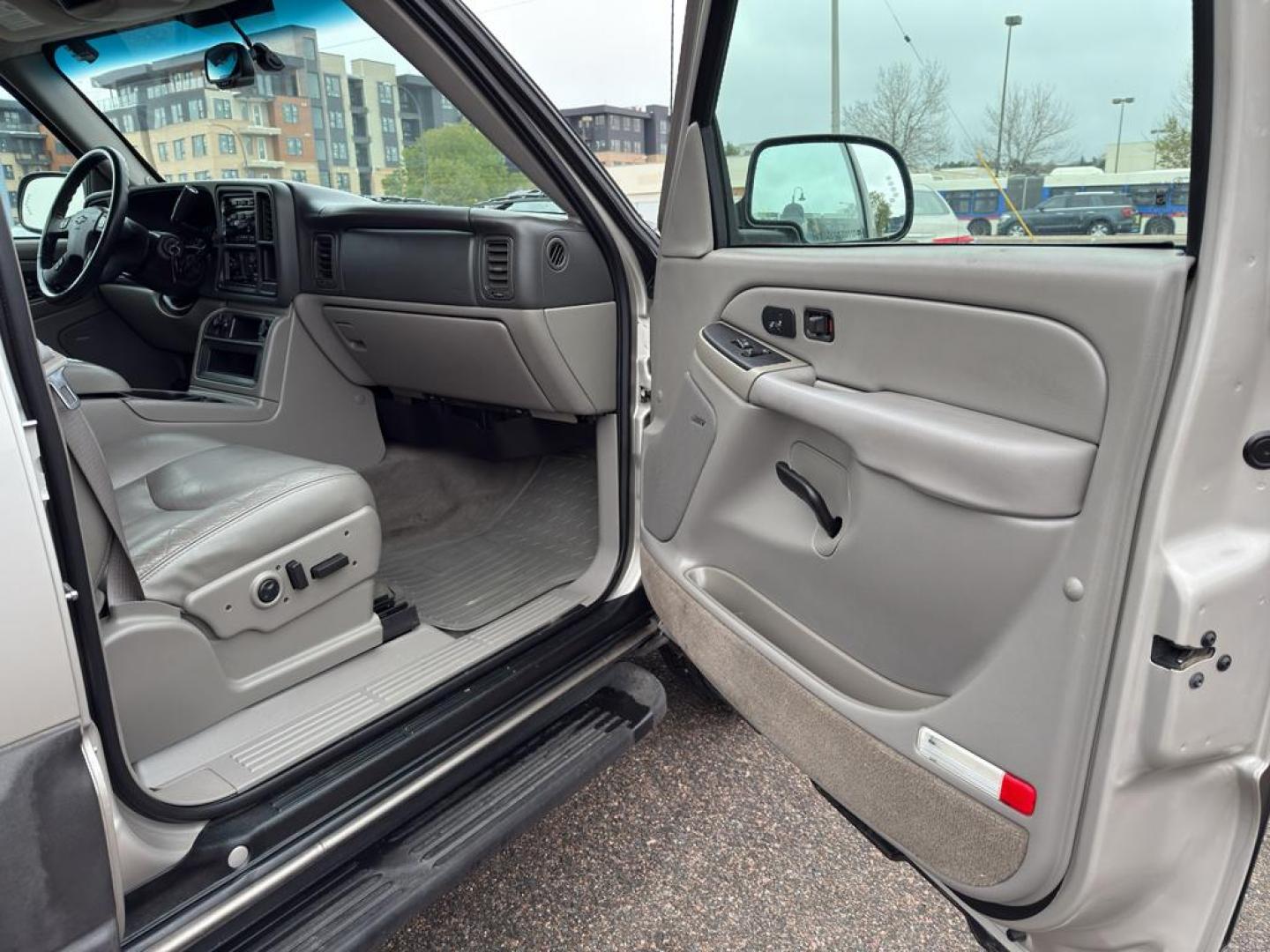 2005 SILVER Chevrolet Avalanche 1500 4WD (3GNEK12Z15G) with an V8, 5.3L engine, Automatic transmission, located at 10890 W. Colfax Ave., Lakewood, CO, 80215, (303) 274-7692, 39.739914, -105.120132 - Photo#9