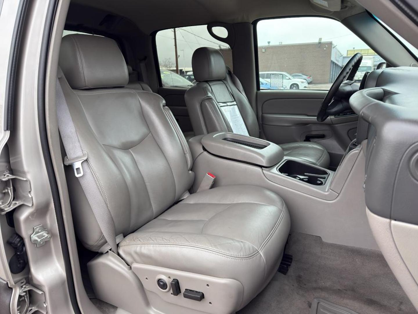 2005 SILVER Chevrolet Avalanche 1500 4WD (3GNEK12Z15G) with an V8, 5.3L engine, Automatic transmission, located at 10890 W. Colfax Ave., Lakewood, CO, 80215, (303) 274-7692, 39.739914, -105.120132 - Photo#11