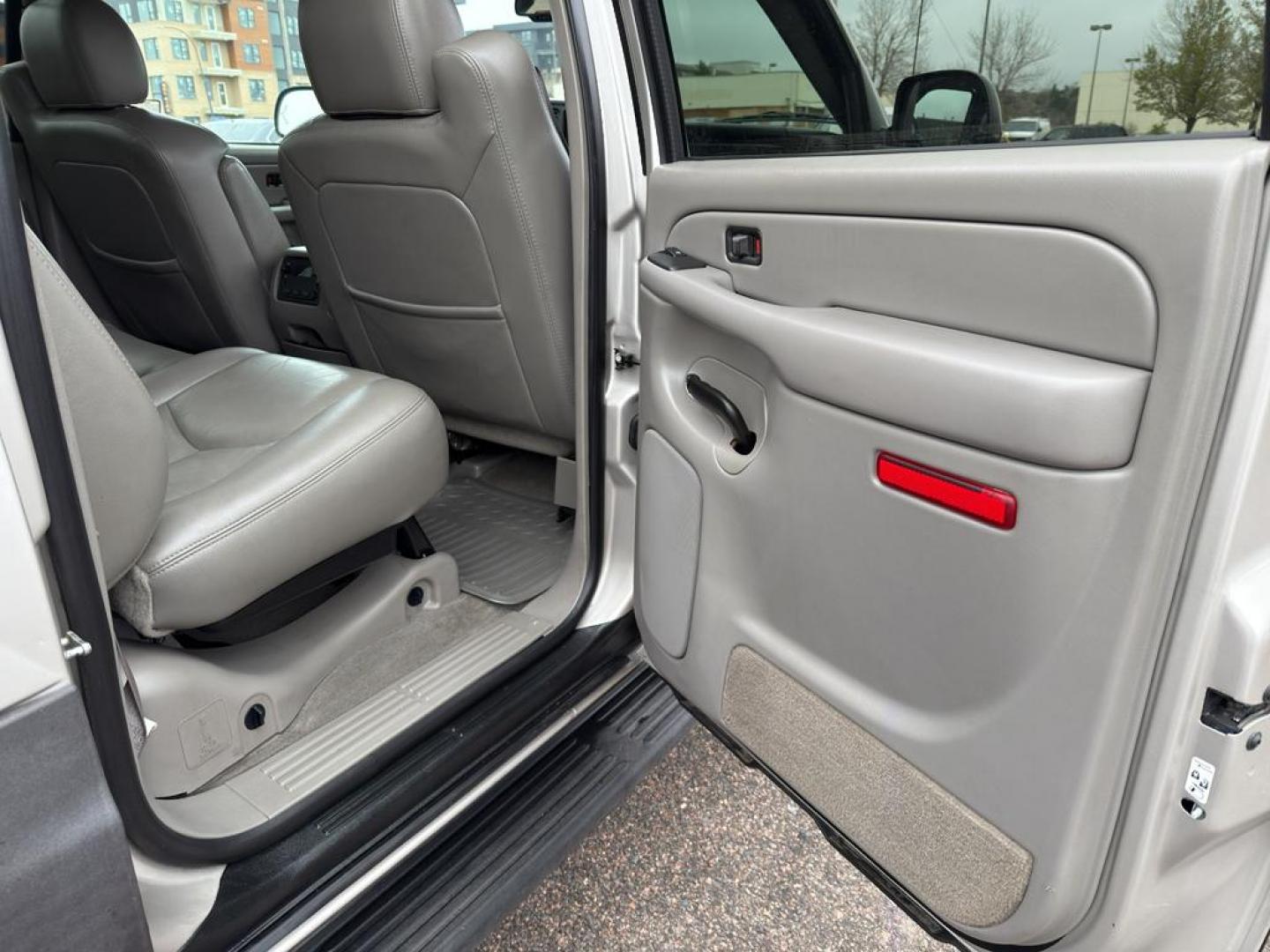 2005 SILVER Chevrolet Avalanche 1500 4WD (3GNEK12Z15G) with an V8, 5.3L engine, Automatic transmission, located at 10890 W. Colfax Ave., Lakewood, CO, 80215, (303) 274-7692, 39.739914, -105.120132 - Photo#12