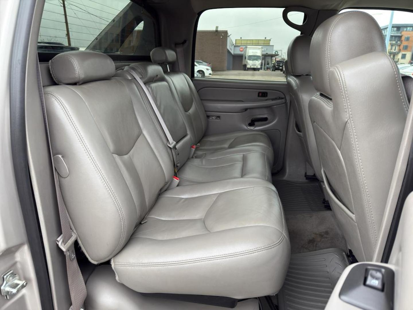 2005 SILVER Chevrolet Avalanche 1500 4WD (3GNEK12Z15G) with an V8, 5.3L engine, Automatic transmission, located at 10890 W. Colfax Ave., Lakewood, CO, 80215, (303) 274-7692, 39.739914, -105.120132 - Photo#13