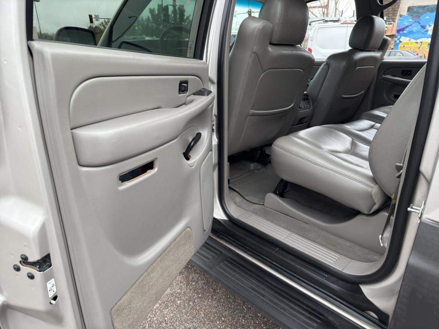 2005 SILVER Chevrolet Avalanche 1500 4WD (3GNEK12Z15G) with an V8, 5.3L engine, Automatic transmission, located at 10890 W. Colfax Ave., Lakewood, CO, 80215, (303) 274-7692, 39.739914, -105.120132 - Photo#14