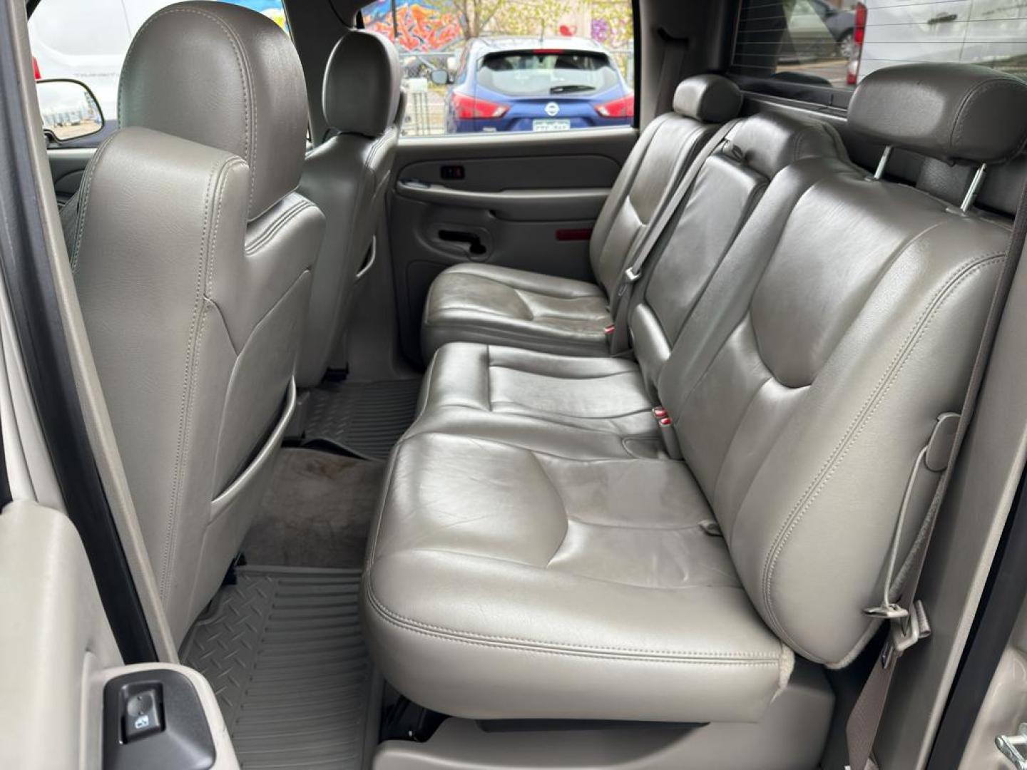 2005 SILVER Chevrolet Avalanche 1500 4WD (3GNEK12Z15G) with an V8, 5.3L engine, Automatic transmission, located at 10890 W. Colfax Ave., Lakewood, CO, 80215, (303) 274-7692, 39.739914, -105.120132 - Photo#15
