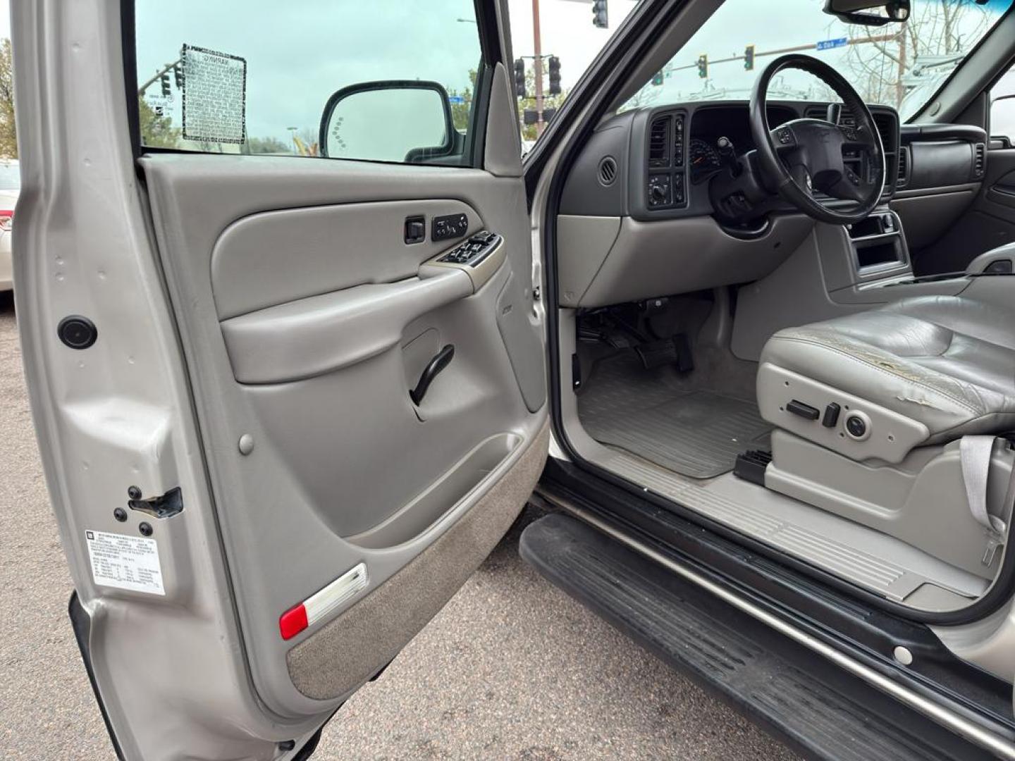 2005 SILVER Chevrolet Avalanche 1500 4WD (3GNEK12Z15G) with an V8, 5.3L engine, Automatic transmission, located at 10890 W. Colfax Ave., Lakewood, CO, 80215, (303) 274-7692, 39.739914, -105.120132 - Photo#16