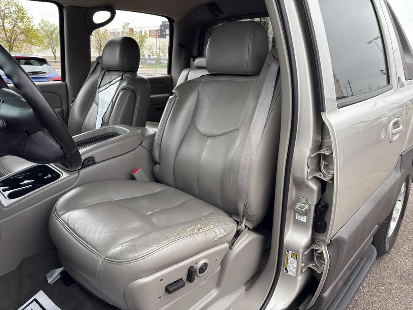 2005 SILVER Chevrolet Avalanche 1500 4WD (3GNEK12Z15G) with an V8, 5.3L engine, Automatic transmission, located at 10890 W. Colfax Ave., Lakewood, CO, 80215, (303) 274-7692, 39.739914, -105.120132 - Photo#17