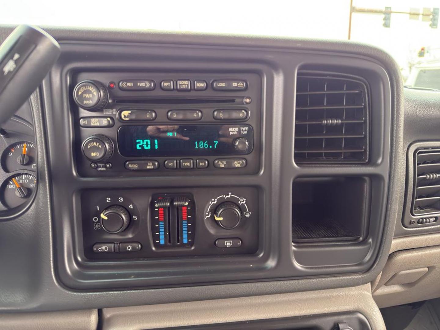 2005 SILVER Chevrolet Avalanche 1500 4WD (3GNEK12Z15G) with an V8, 5.3L engine, Automatic transmission, located at 10890 W. Colfax Ave., Lakewood, CO, 80215, (303) 274-7692, 39.739914, -105.120132 - Photo#21