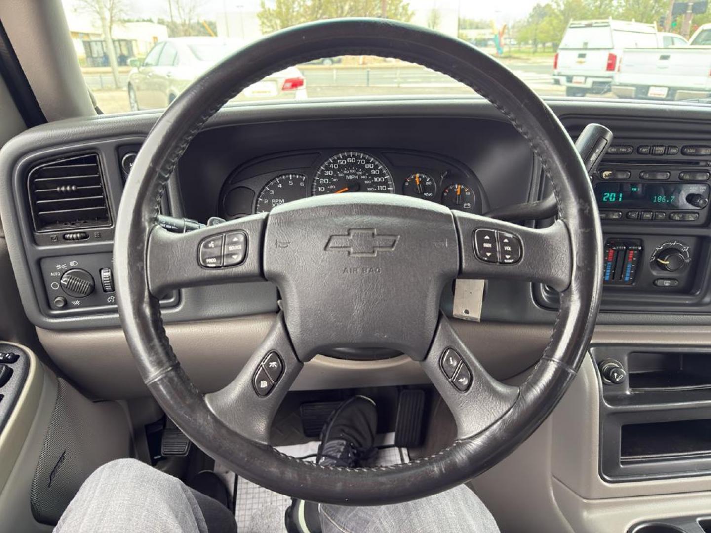 2005 SILVER Chevrolet Avalanche 1500 4WD (3GNEK12Z15G) with an V8, 5.3L engine, Automatic transmission, located at 10890 W. Colfax Ave., Lakewood, CO, 80215, (303) 274-7692, 39.739914, -105.120132 - Photo#23