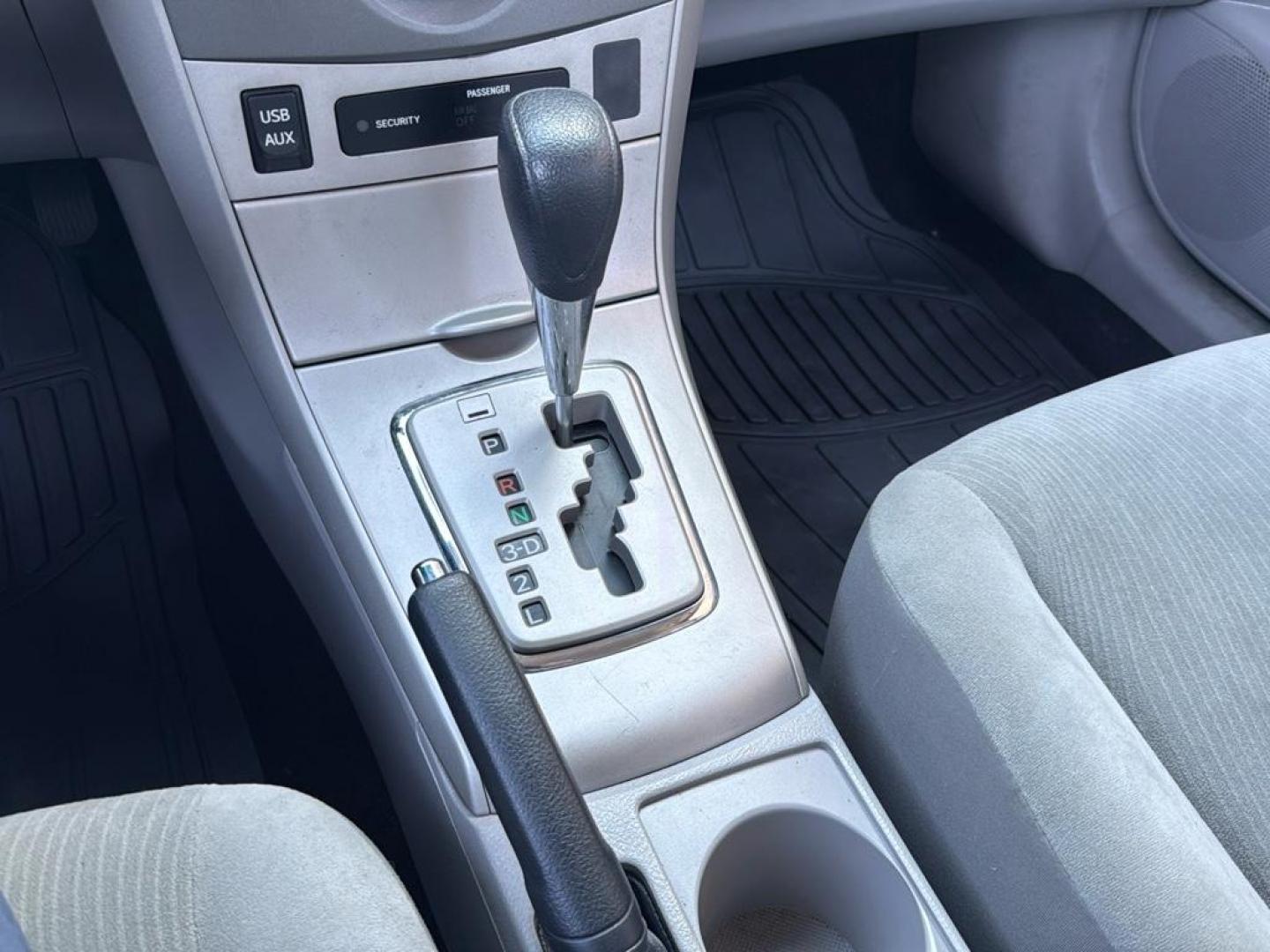 2013 SILVER Toyota Corolla LE (2T1BU4EE7DC) with an 4 Cyl, 1.8L engine, Automatic 5-Speed transmission, located at 10890 W. Colfax Ave., Lakewood, CO, 80215, (303) 274-7692, 39.739914, -105.120132 - Photo#15
