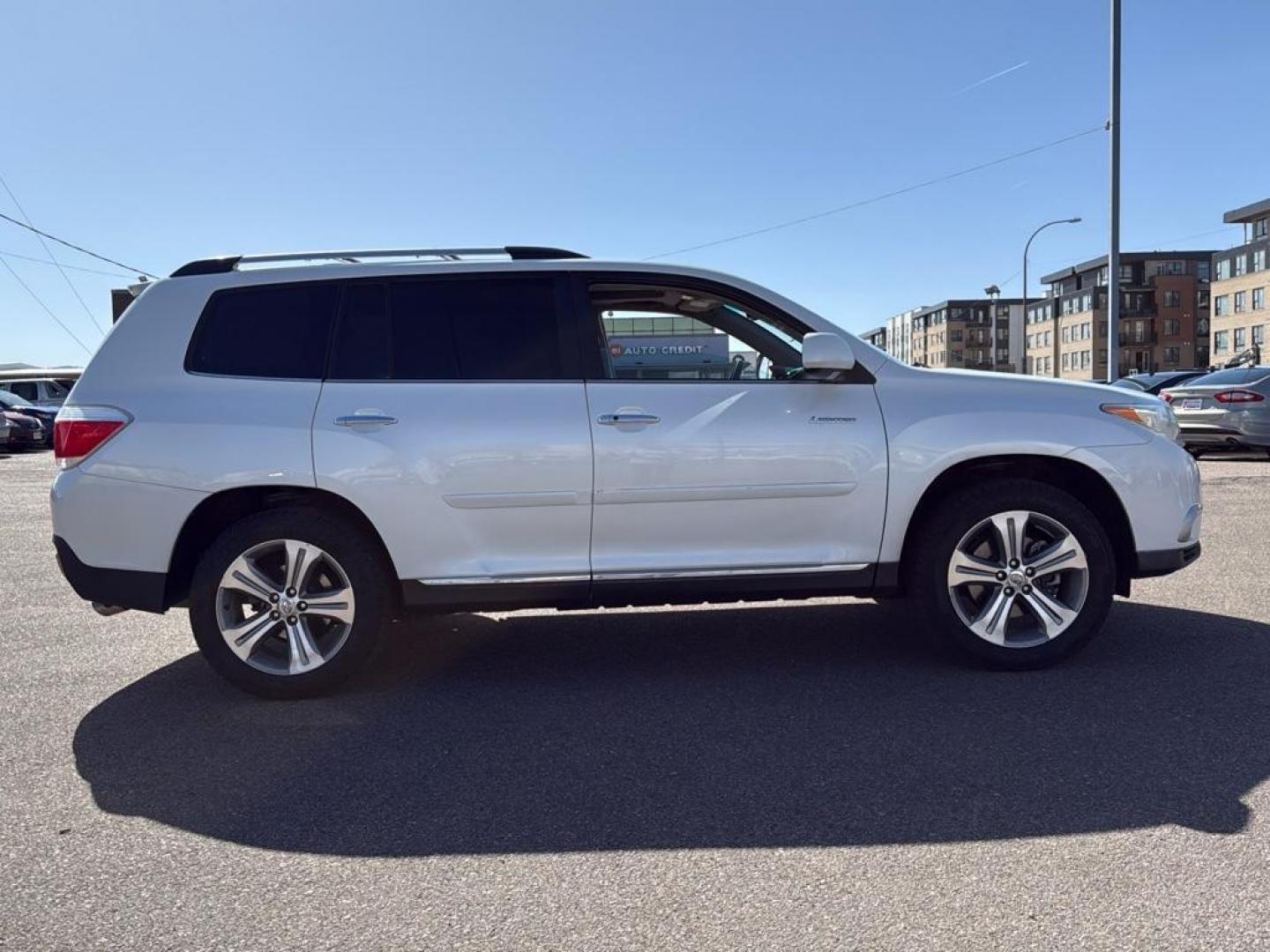 2011 WHITE Toyota Highlander Limited (5TDDK3EH4BS) with an V6, 3.5L engine, Automatic transmission, located at 10890 W. Colfax Ave., Lakewood, CO, 80215, (303) 274-7692, 39.739914, -105.120132 - Photo#3