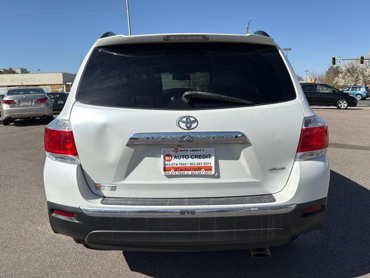 2011 WHITE Toyota Highlander Limited (5TDDK3EH4BS) with an V6, 3.5L engine, Automatic transmission, located at 10890 W. Colfax Ave., Lakewood, CO, 80215, (303) 274-7692, 39.739914, -105.120132 - Photo#5