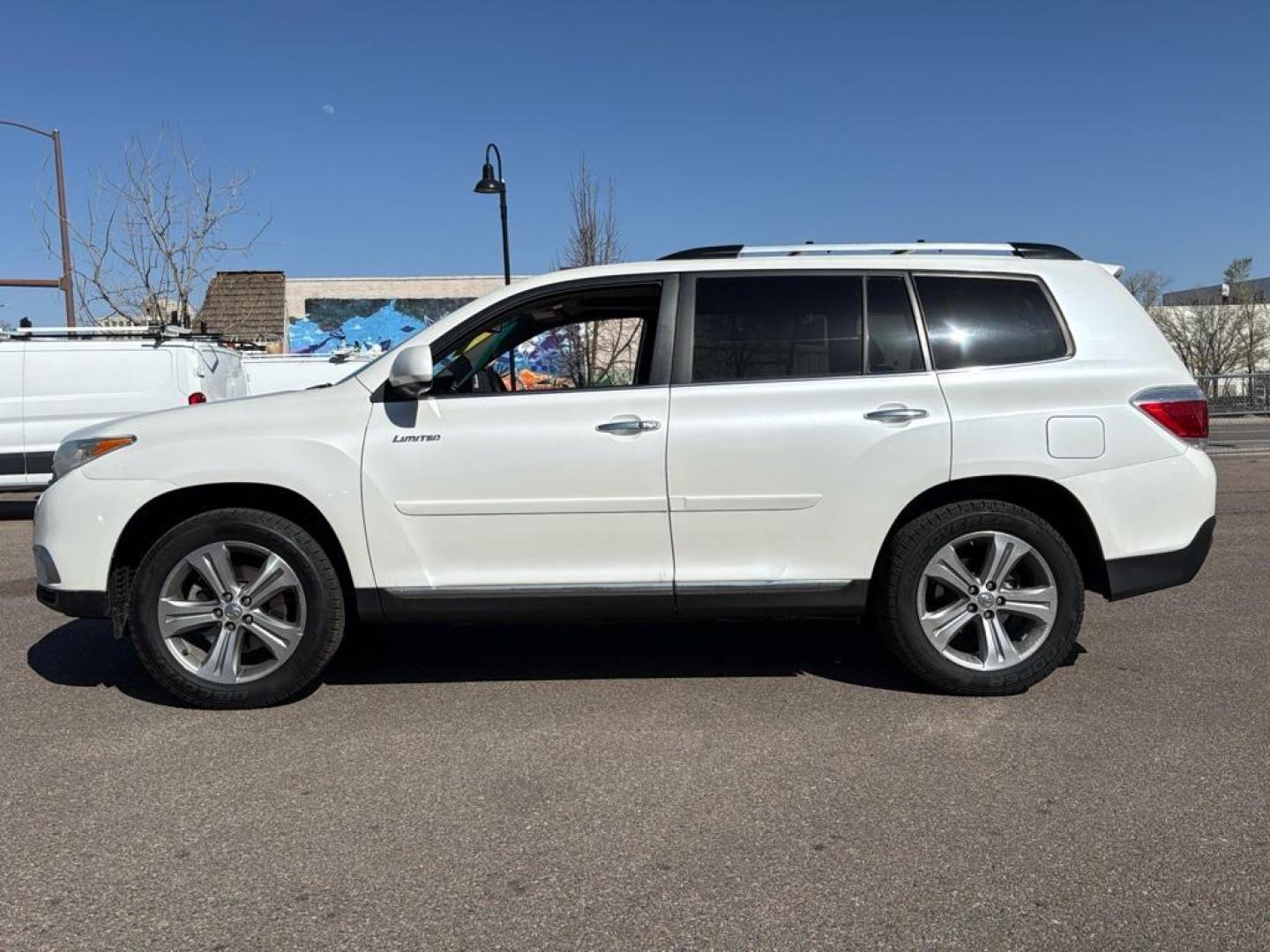 2011 WHITE Toyota Highlander Limited (5TDDK3EH4BS) with an V6, 3.5L engine, Automatic transmission, located at 10890 W. Colfax Ave., Lakewood, CO, 80215, (303) 274-7692, 39.739914, -105.120132 - Photo#7